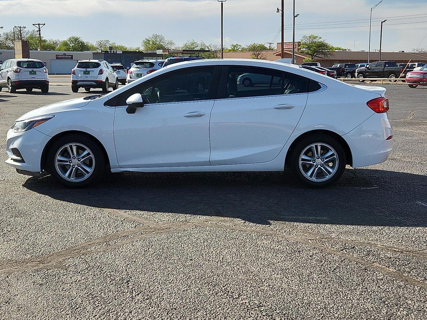 2018 WHITE /Dark Atmosphere/Medium Atmosphere - HHR Chevrolet Cruze LT Auto (1G1BE5SM2J7) with an 1.4L I-4 gasoline direct injection, DOHC, variable valve control, intercooled turbo, regular unleaded, engine with 153HP engine, located at 4711 Ave Q, Lubbock, TX, 79412, (806) 687-2362, 33.551304, -101.855293 - Photo#1