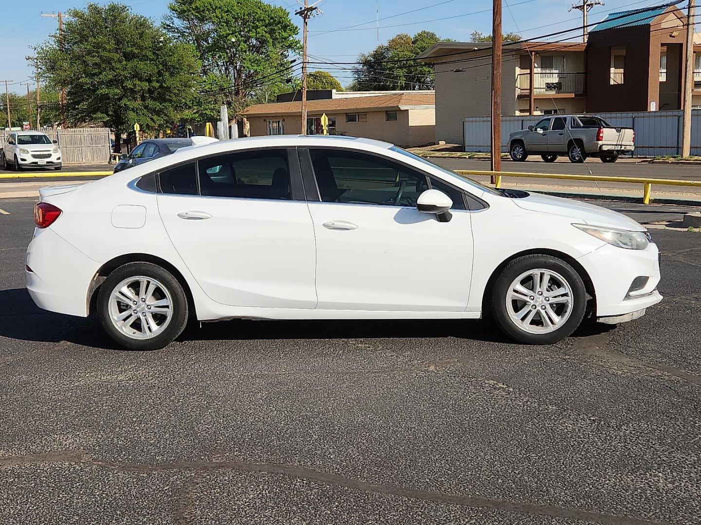 2018 WHITE /Dark Atmosphere/Medium Atmosphere - HHR Chevrolet Cruze LT Auto (1G1BE5SM2J7) with an 1.4L I-4 gasoline direct injection, DOHC, variable valve control, intercooled turbo, regular unleaded, engine with 153HP engine, located at 4711 Ave Q, Lubbock, TX, 79412, (806) 687-2362, 33.551304, -101.855293 - Photo#4