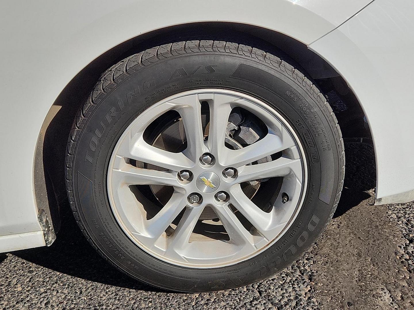 2018 WHITE /Dark Atmosphere/Medium Atmosphere - HHR Chevrolet Cruze LT Auto (1G1BE5SM2J7) with an 1.4L I-4 gasoline direct injection, DOHC, variable valve control, intercooled turbo, regular unleaded, engine with 153HP engine, located at 4711 Ave Q, Lubbock, TX, 79412, (806) 687-2362, 33.551304, -101.855293 - Photo#6