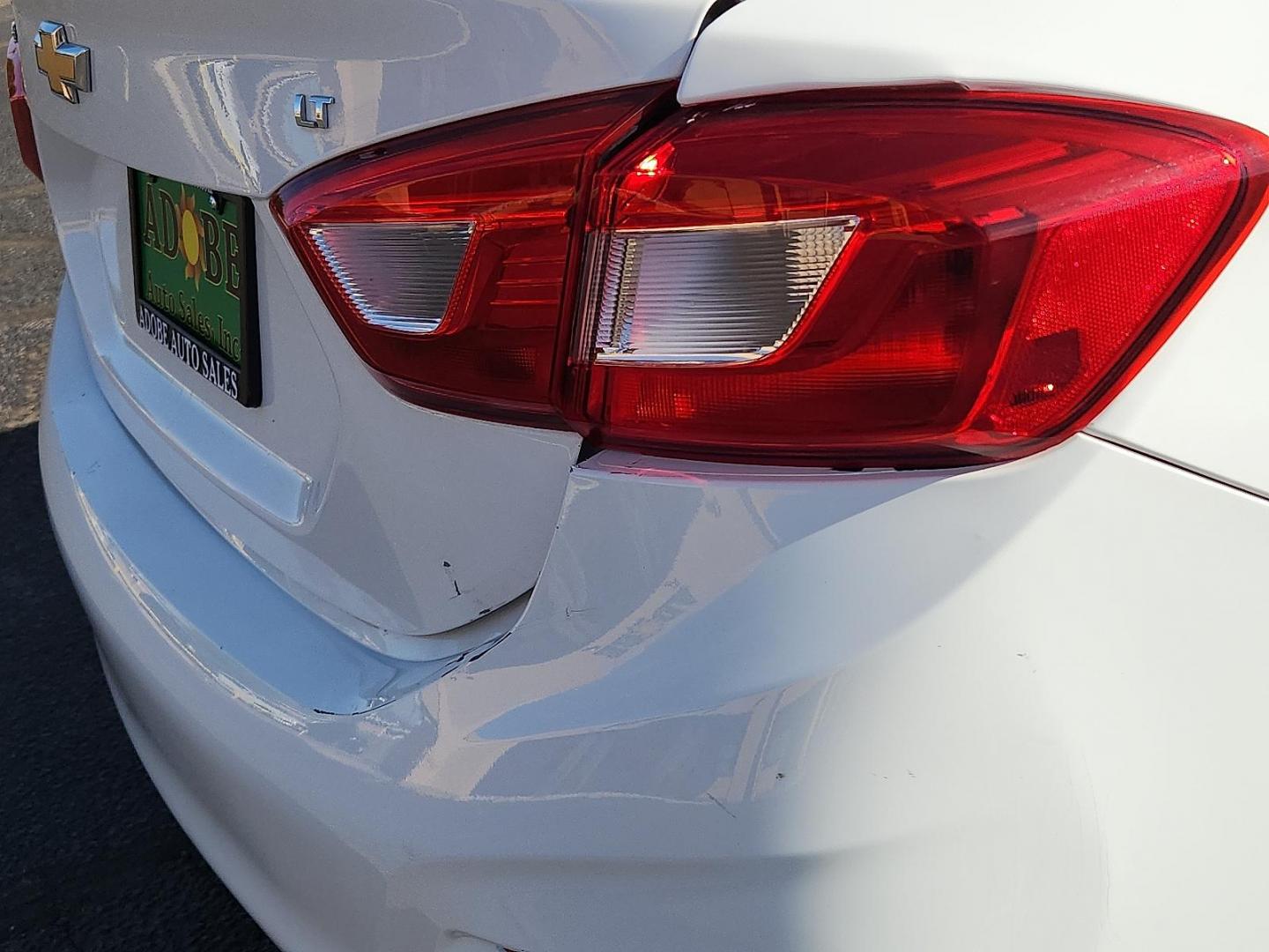 2018 WHITE /Dark Atmosphere/Medium Atmosphere - HHR Chevrolet Cruze LT Auto (1G1BE5SM2J7) with an 1.4L I-4 gasoline direct injection, DOHC, variable valve control, intercooled turbo, regular unleaded, engine with 153HP engine, located at 4711 Ave Q, Lubbock, TX, 79412, (806) 687-2362, 33.551304, -101.855293 - Photo#8