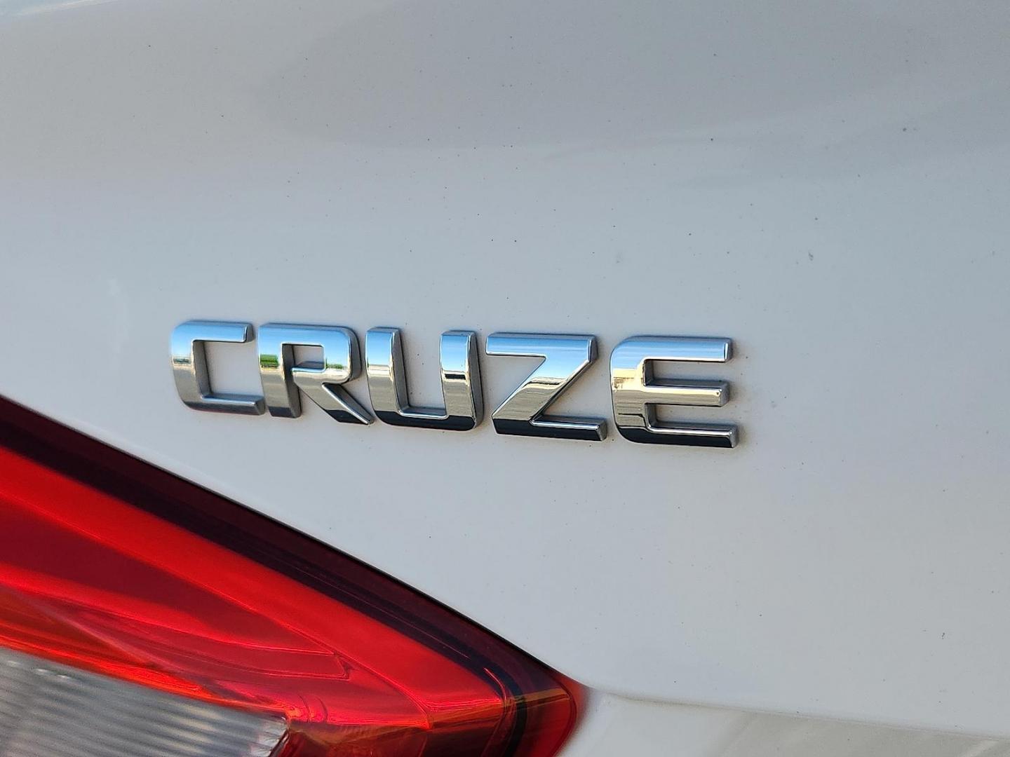 2018 WHITE /Dark Atmosphere/Medium Atmosphere - HHR Chevrolet Cruze LT Auto (1G1BE5SM2J7) with an 1.4L I-4 gasoline direct injection, DOHC, variable valve control, intercooled turbo, regular unleaded, engine with 153HP engine, located at 4711 Ave Q, Lubbock, TX, 79412, (806) 687-2362, 33.551304, -101.855293 - Photo#10