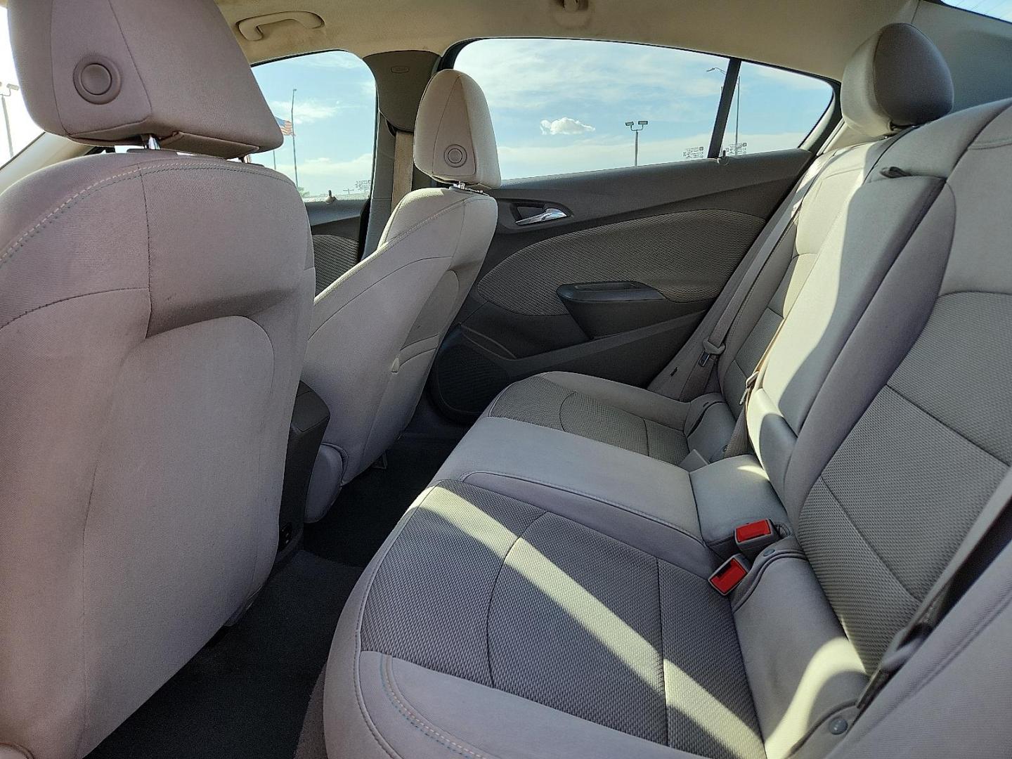 2018 WHITE /Dark Atmosphere/Medium Atmosphere - HHR Chevrolet Cruze LT Auto (1G1BE5SM2J7) with an 1.4L I-4 gasoline direct injection, DOHC, variable valve control, intercooled turbo, regular unleaded, engine with 153HP engine, located at 4711 Ave Q, Lubbock, TX, 79412, (806) 687-2362, 33.551304, -101.855293 - Photo#12