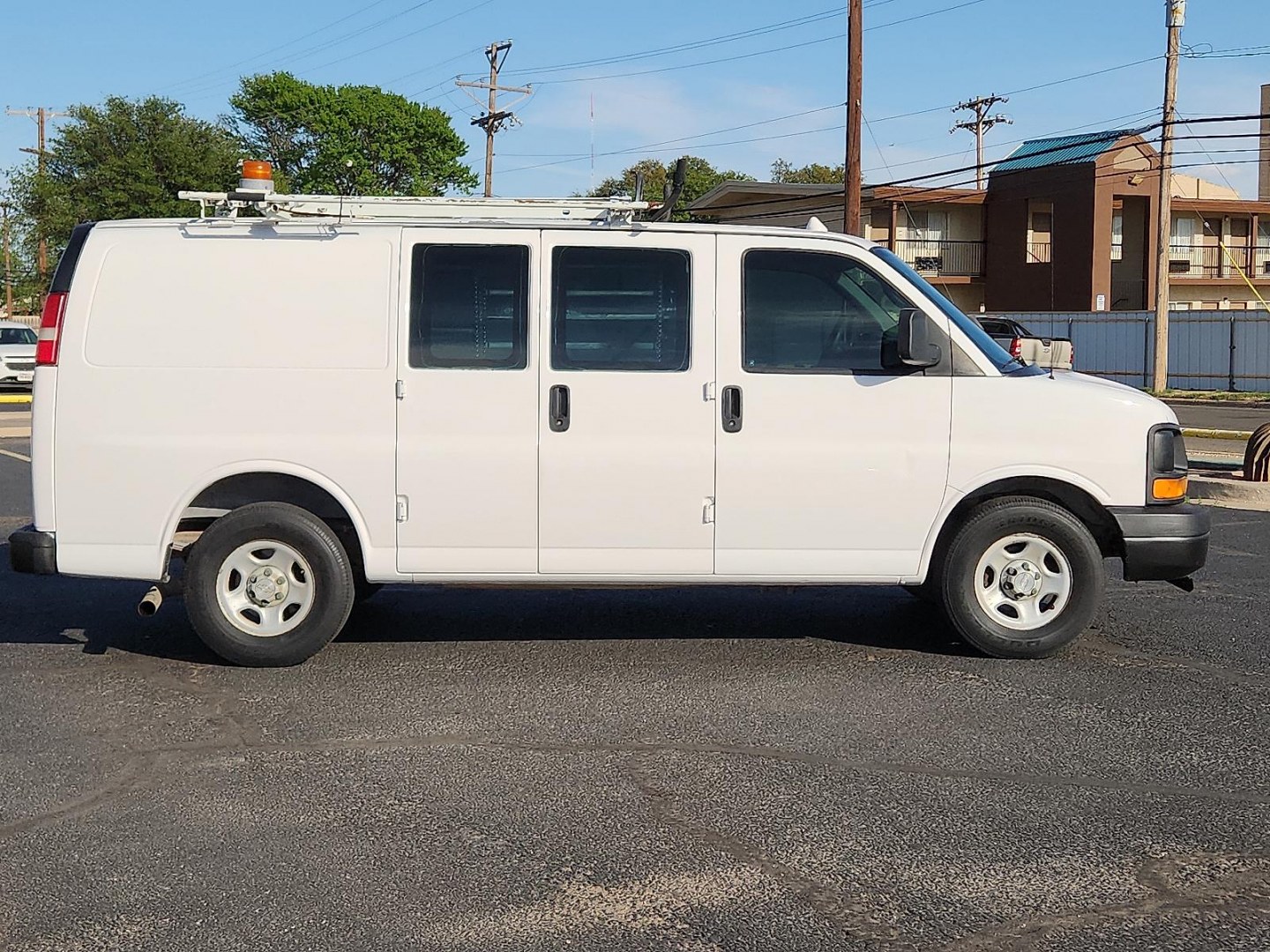 2007 WHITE /Medium Pewter - 93W Chevrolet Express Work Van (1GCFG15X871) with an Vortec 4.3L V-6 regular unleaded, engine with 195HP engine, located at 4711 Ave Q, Lubbock, TX, 79412, (806) 687-2362, 33.551304, -101.855293 - Photo#4