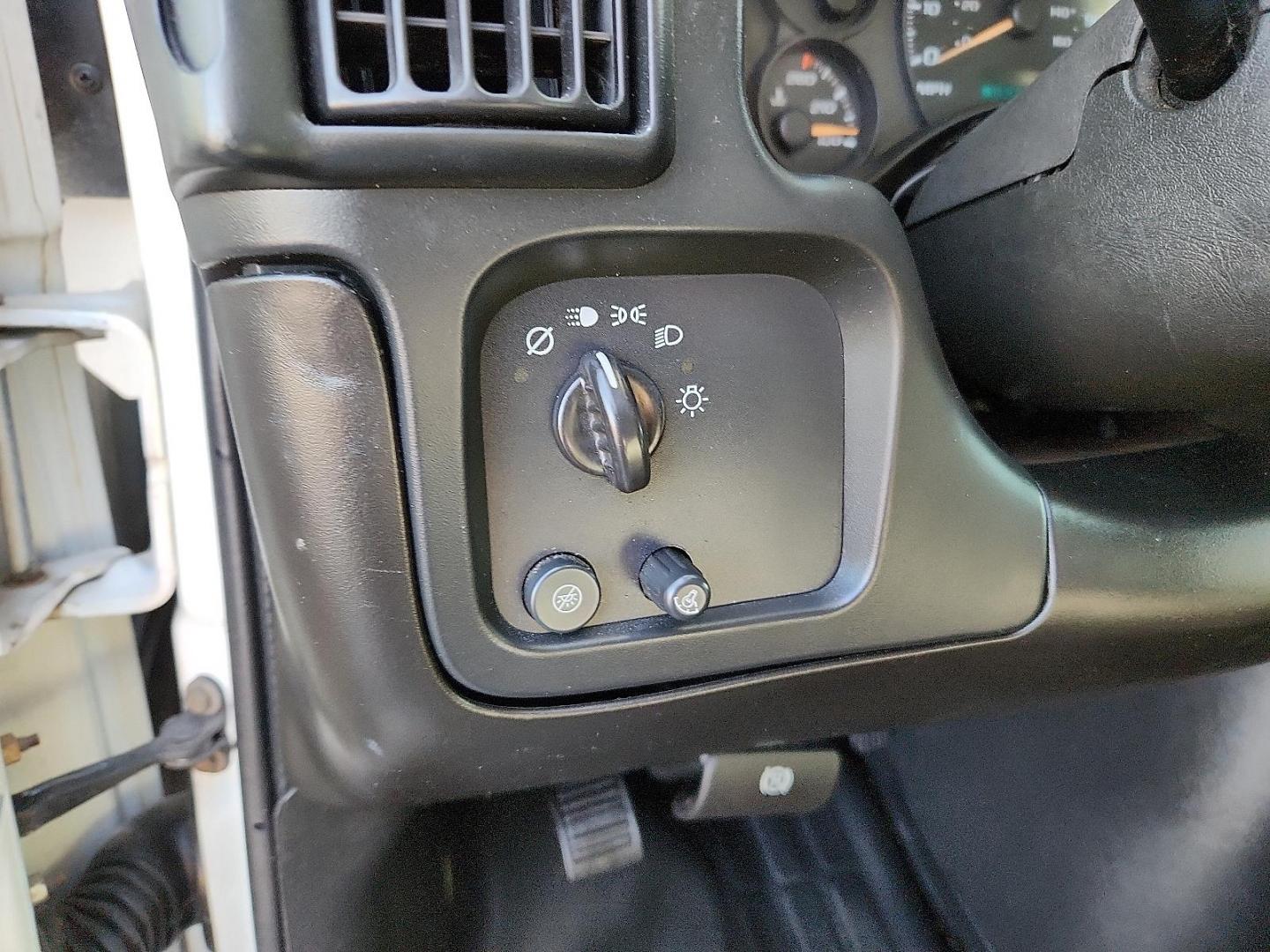 2007 WHITE /Medium Pewter - 93W Chevrolet Express Work Van (1GCFG15X871) with an Vortec 4.3L V-6 regular unleaded, engine with 195HP engine, located at 4711 Ave Q, Lubbock, TX, 79412, (806) 687-2362, 33.551304, -101.855293 - Photo#11
