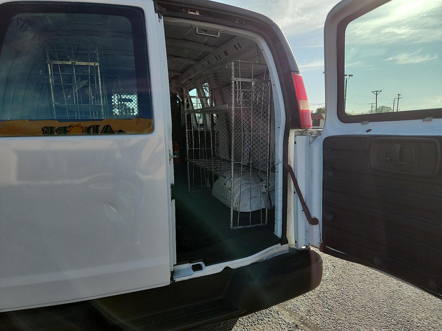2007 WHITE /Medium Pewter - 93W Chevrolet Express Work Van (1GCFG15X871) with an Vortec 4.3L V-6 regular unleaded, engine with 195HP engine, located at 4711 Ave Q, Lubbock, TX, 79412, (806) 687-2362, 33.551304, -101.855293 - Photo#26