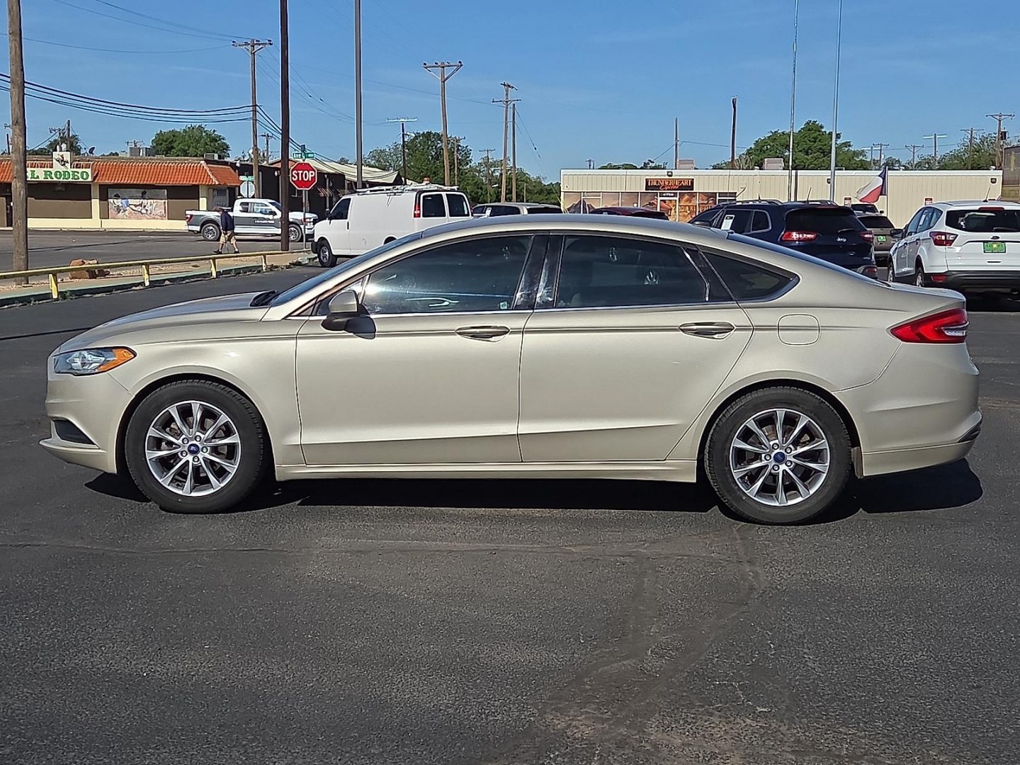 2017 White Gold - GN /Medium Light Stone - DQ Ford Fusion SE (3FA6P0HD9HR) with an EcoBoost 1.5L I-4 gasoline direct injection, DOHC, Ti-VCT variable valve control, intercooled turbo, regular unleaded, engine with 181HP engine, located at 4711 Ave Q, Lubbock, TX, 79412, (806) 687-2362, 33.551304, -101.855293 - Photo#1