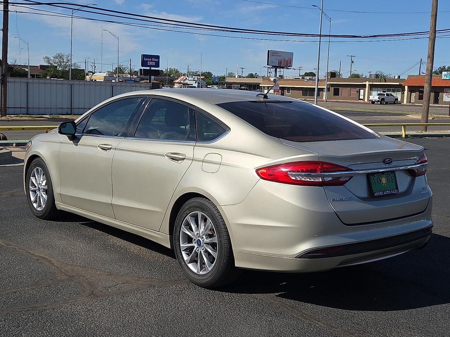 2017 White Gold - GN /Medium Light Stone - DQ Ford Fusion SE (3FA6P0HD9HR) with an EcoBoost 1.5L I-4 gasoline direct injection, DOHC, Ti-VCT variable valve control, intercooled turbo, regular unleaded, engine with 181HP engine, located at 4711 Ave Q, Lubbock, TX, 79412, (806) 687-2362, 33.551304, -101.855293 - Photo#2