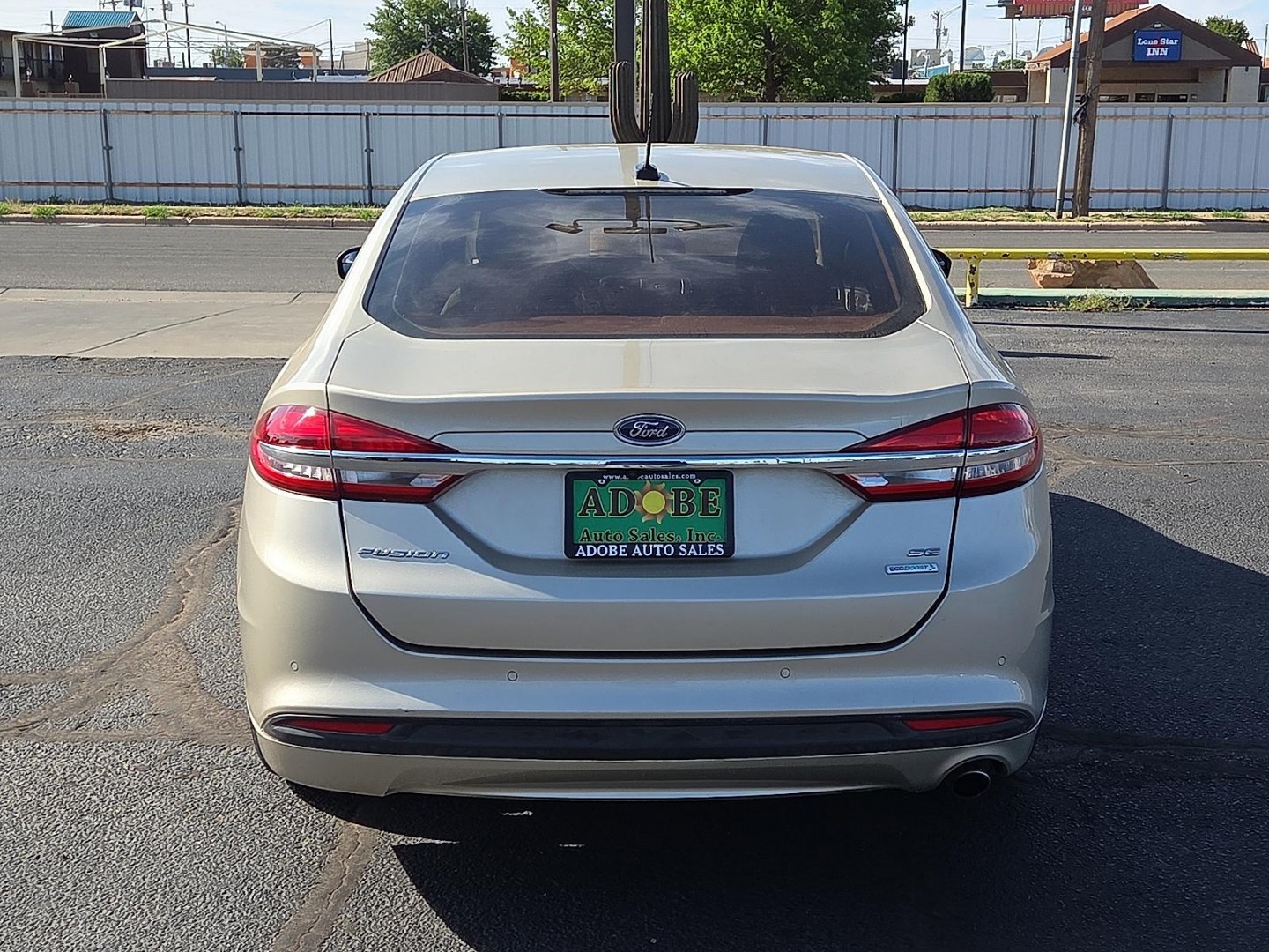 2017 White Gold - GN /Medium Light Stone - DQ Ford Fusion SE (3FA6P0HD9HR) with an EcoBoost 1.5L I-4 gasoline direct injection, DOHC, Ti-VCT variable valve control, intercooled turbo, regular unleaded, engine with 181HP engine, located at 4711 Ave Q, Lubbock, TX, 79412, (806) 687-2362, 33.551304, -101.855293 - Photo#3