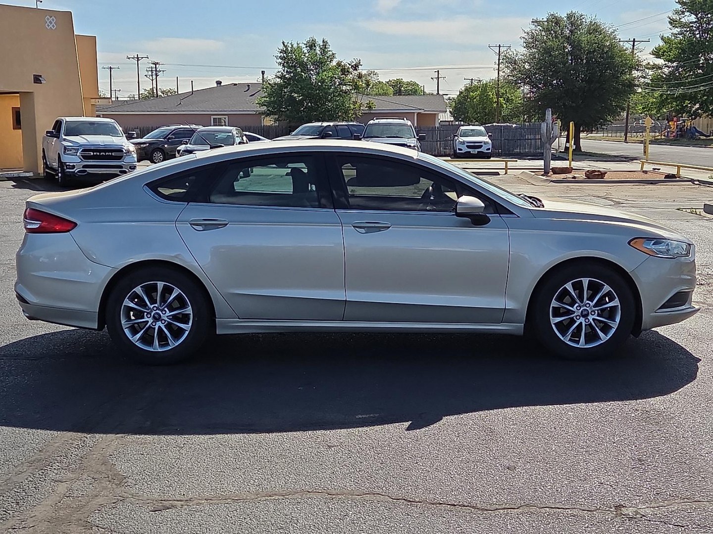 2017 White Gold - GN /Medium Light Stone - DQ Ford Fusion SE (3FA6P0HD9HR) with an EcoBoost 1.5L I-4 gasoline direct injection, DOHC, Ti-VCT variable valve control, intercooled turbo, regular unleaded, engine with 181HP engine, located at 4711 Ave Q, Lubbock, TX, 79412, (806) 687-2362, 33.551304, -101.855293 - Photo#5