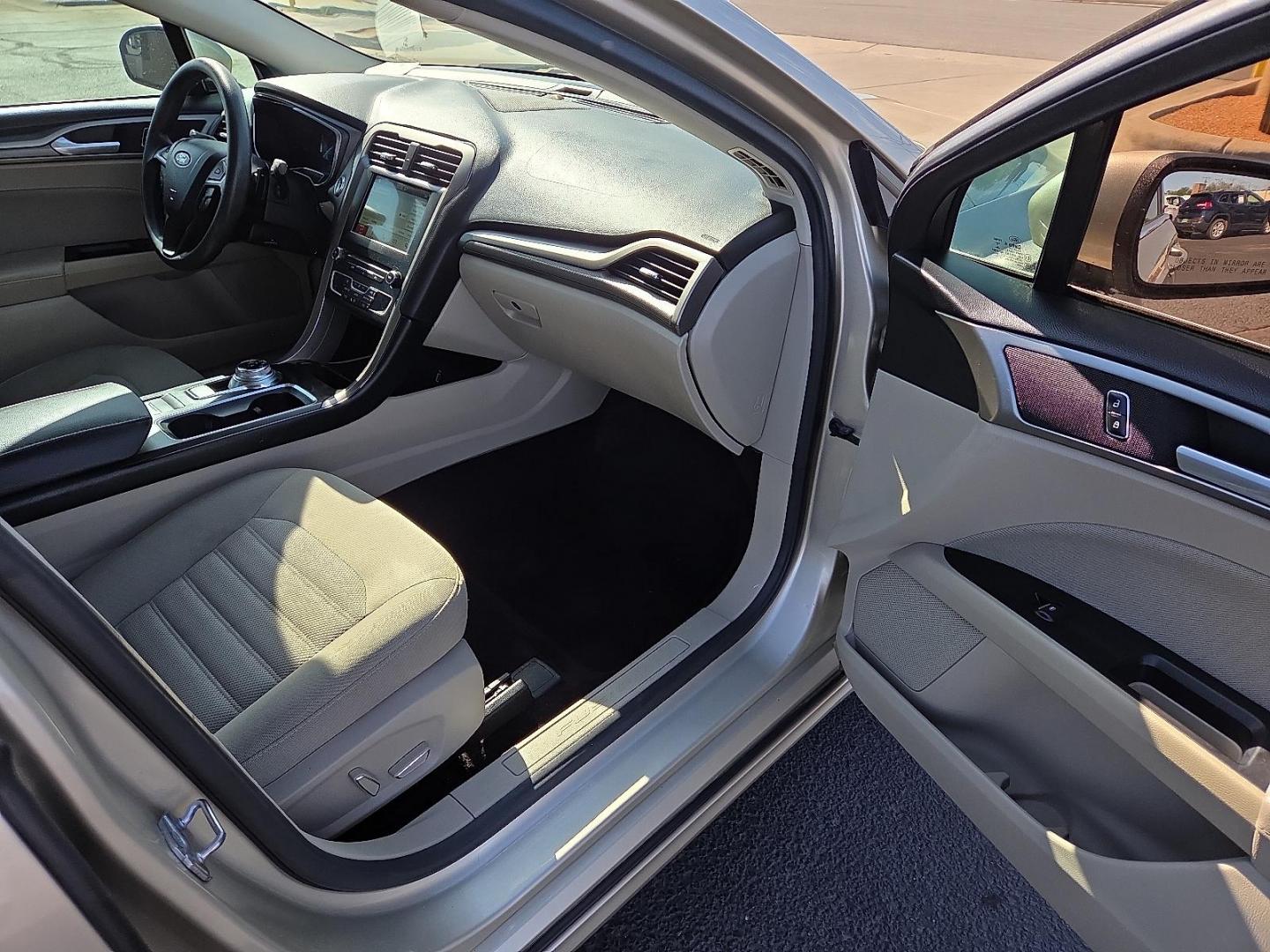 2017 White Gold - GN /Medium Light Stone - DQ Ford Fusion SE (3FA6P0HD9HR) with an EcoBoost 1.5L I-4 gasoline direct injection, DOHC, Ti-VCT variable valve control, intercooled turbo, regular unleaded, engine with 181HP engine, located at 4711 Ave Q, Lubbock, TX, 79412, (806) 687-2362, 33.551304, -101.855293 - Photo#9