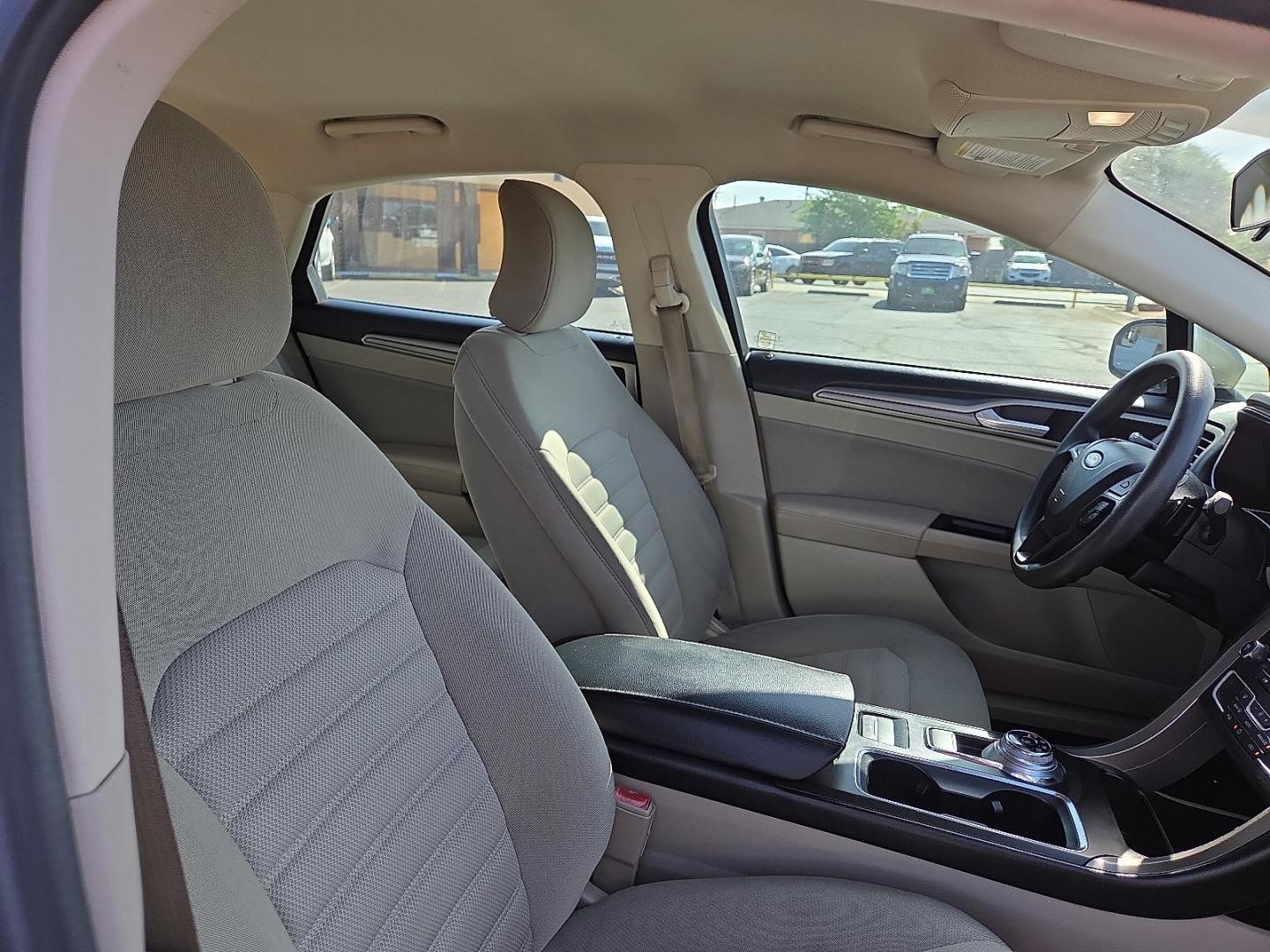 2017 White Gold - GN /Medium Light Stone - DQ Ford Fusion SE (3FA6P0HD9HR) with an EcoBoost 1.5L I-4 gasoline direct injection, DOHC, Ti-VCT variable valve control, intercooled turbo, regular unleaded, engine with 181HP engine, located at 4711 Ave Q, Lubbock, TX, 79412, (806) 687-2362, 33.551304, -101.855293 - Photo#10