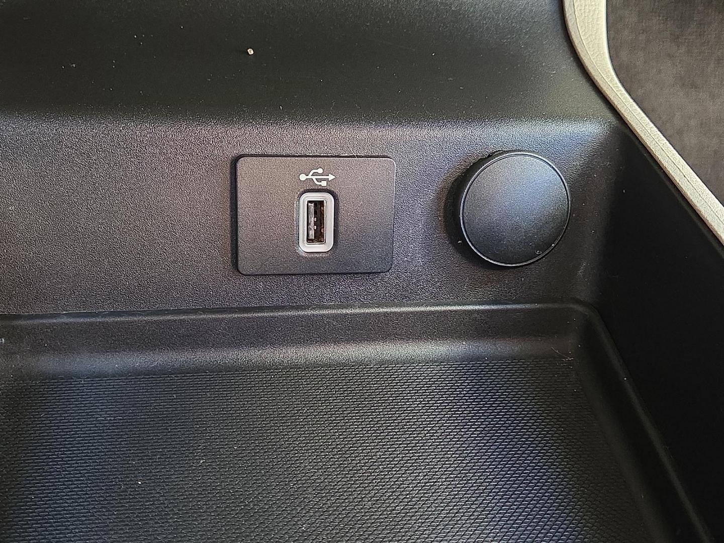 2017 White Gold - GN /Medium Light Stone - DQ Ford Fusion SE (3FA6P0HD9HR) with an EcoBoost 1.5L I-4 gasoline direct injection, DOHC, Ti-VCT variable valve control, intercooled turbo, regular unleaded, engine with 181HP engine, located at 4711 Ave Q, Lubbock, TX, 79412, (806) 687-2362, 33.551304, -101.855293 - Photo#27