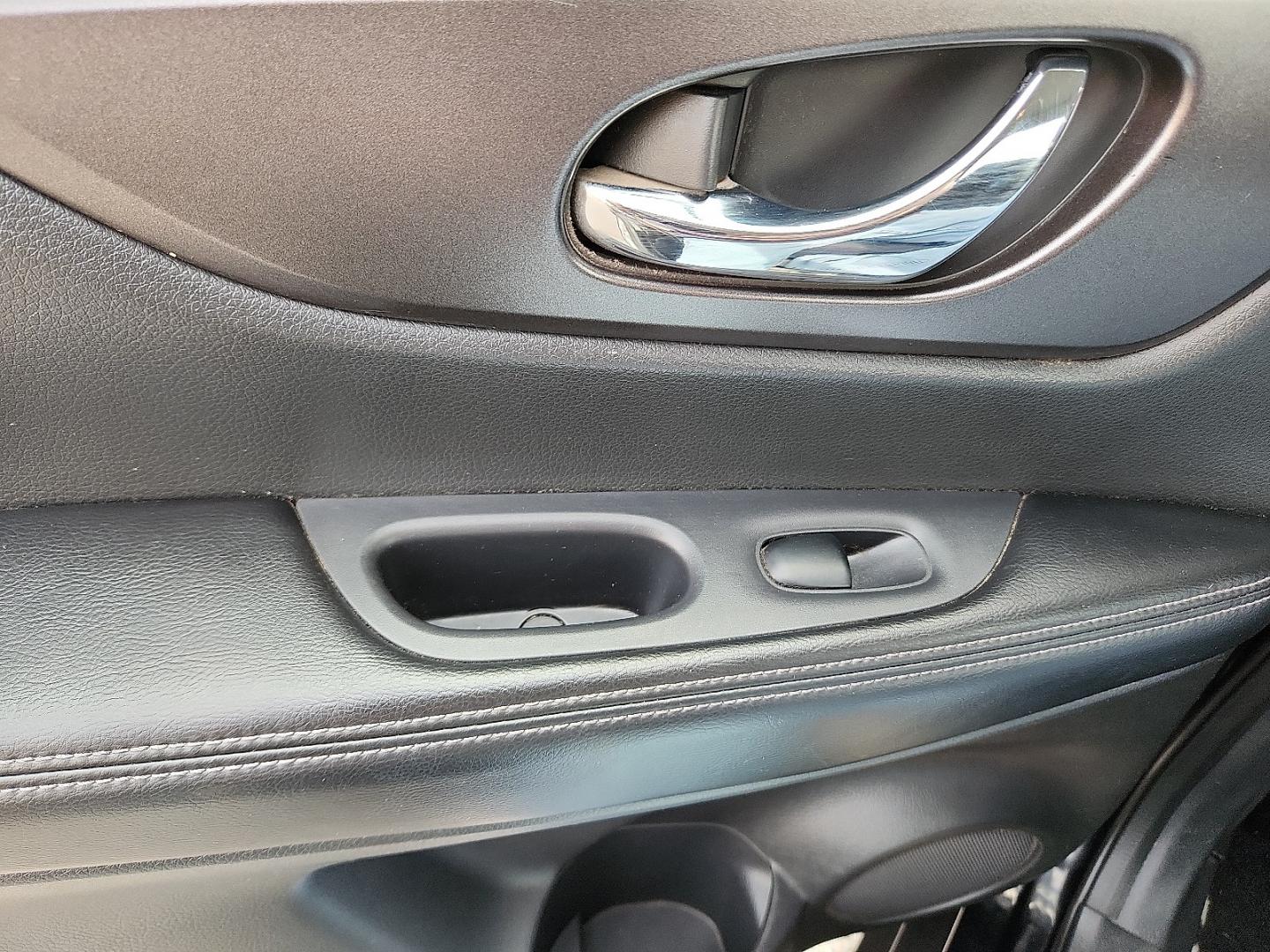 2014 BLACK /Charcoal - G Nissan Rogue S (5N1AT2MT0EC) with an 2.5L I-4 DOHC, variable valve control, regular unleaded, engine with 170HP engine, located at 4711 Ave Q, Lubbock, TX, 79412, (806) 687-2362, 33.551304, -101.855293 - Photo#17