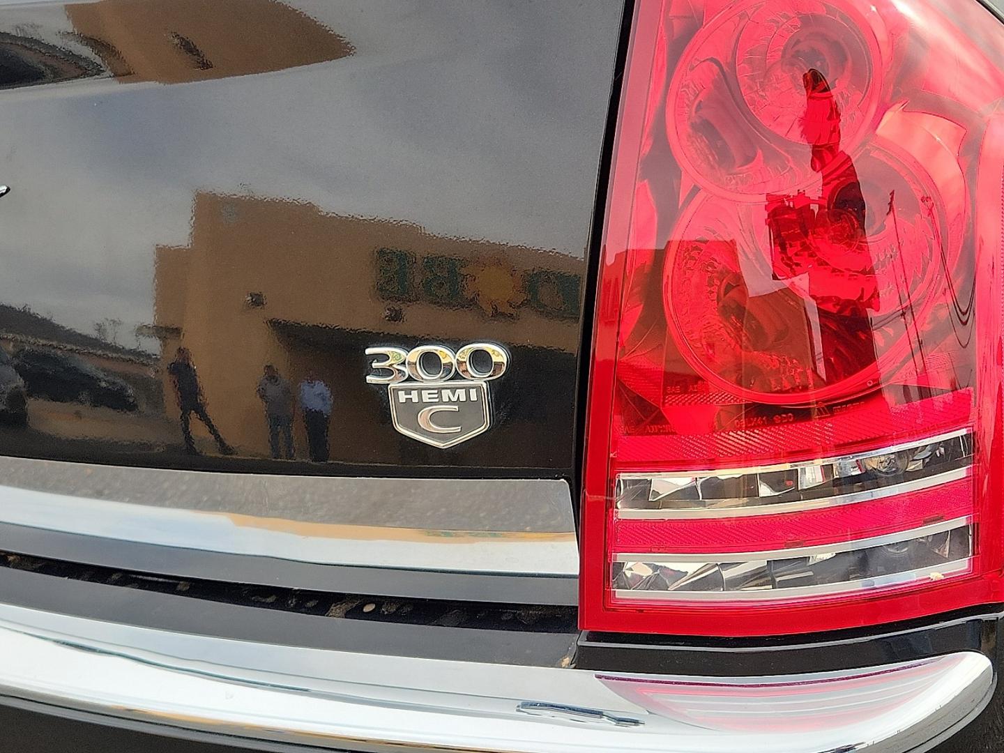 2010 BLACK /Dark Khaki/Light Graystone - J1 Chrysler 300C Hemi (2C3CA6CT7AH) with an HEMI 5.7L V-8 variable valve control, regular unleaded, engine with cylinder deactivation and 360HP engine, located at 4711 Ave Q, Lubbock, TX, 79412, (806) 687-2362, 33.551304, -101.855293 - Photo#9