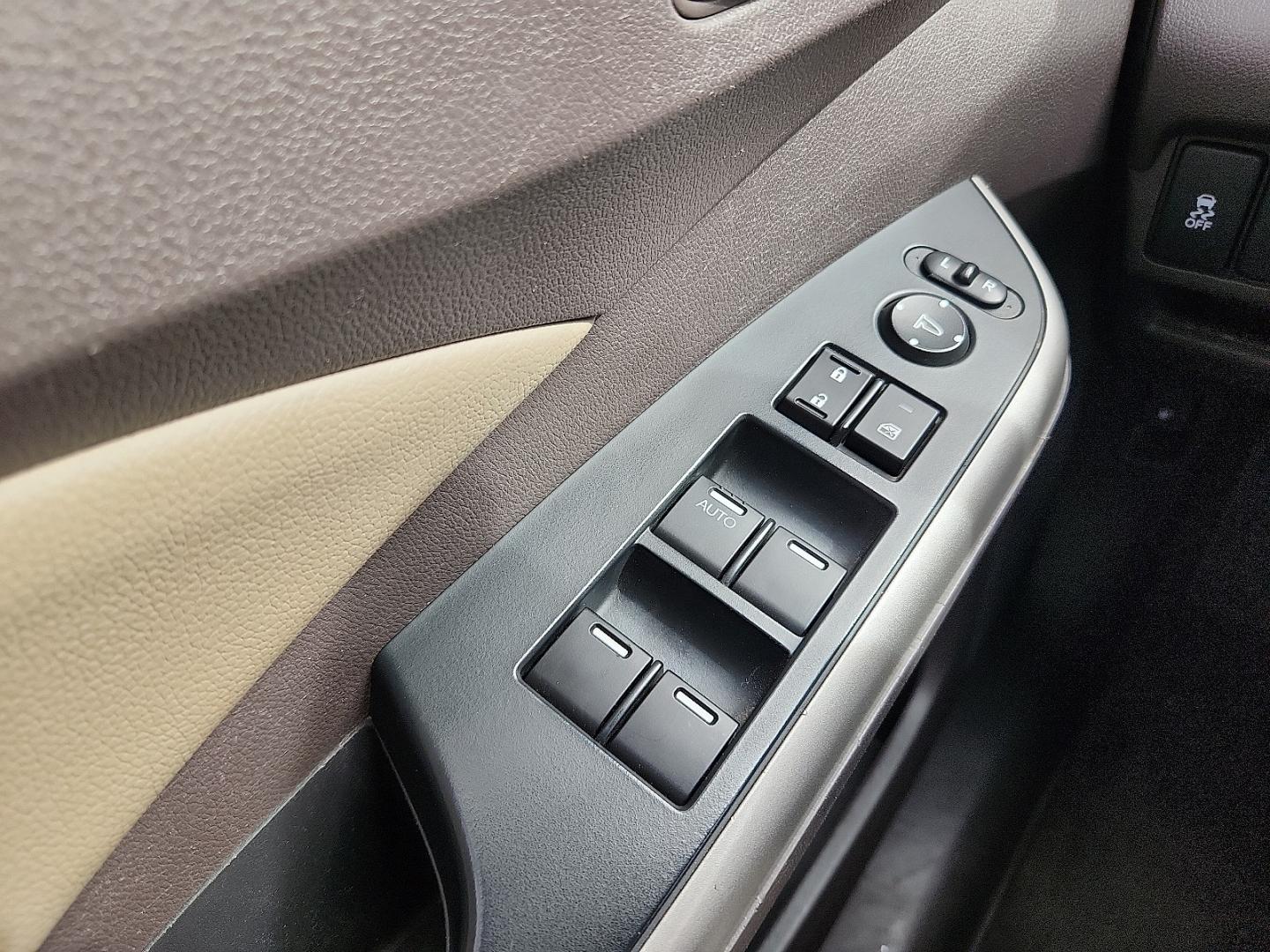 2014 WHITE /Beige - BE Honda CR-V EX-L (5J6RM3H71EL) with an 2.4L I-4 DOHC, i-VTEC variable valve control, regular unleaded, engine with 185HP engine, located at 4711 Ave Q, Lubbock, TX, 79412, (806) 687-2362, 33.551304, -101.855293 - Photo#20