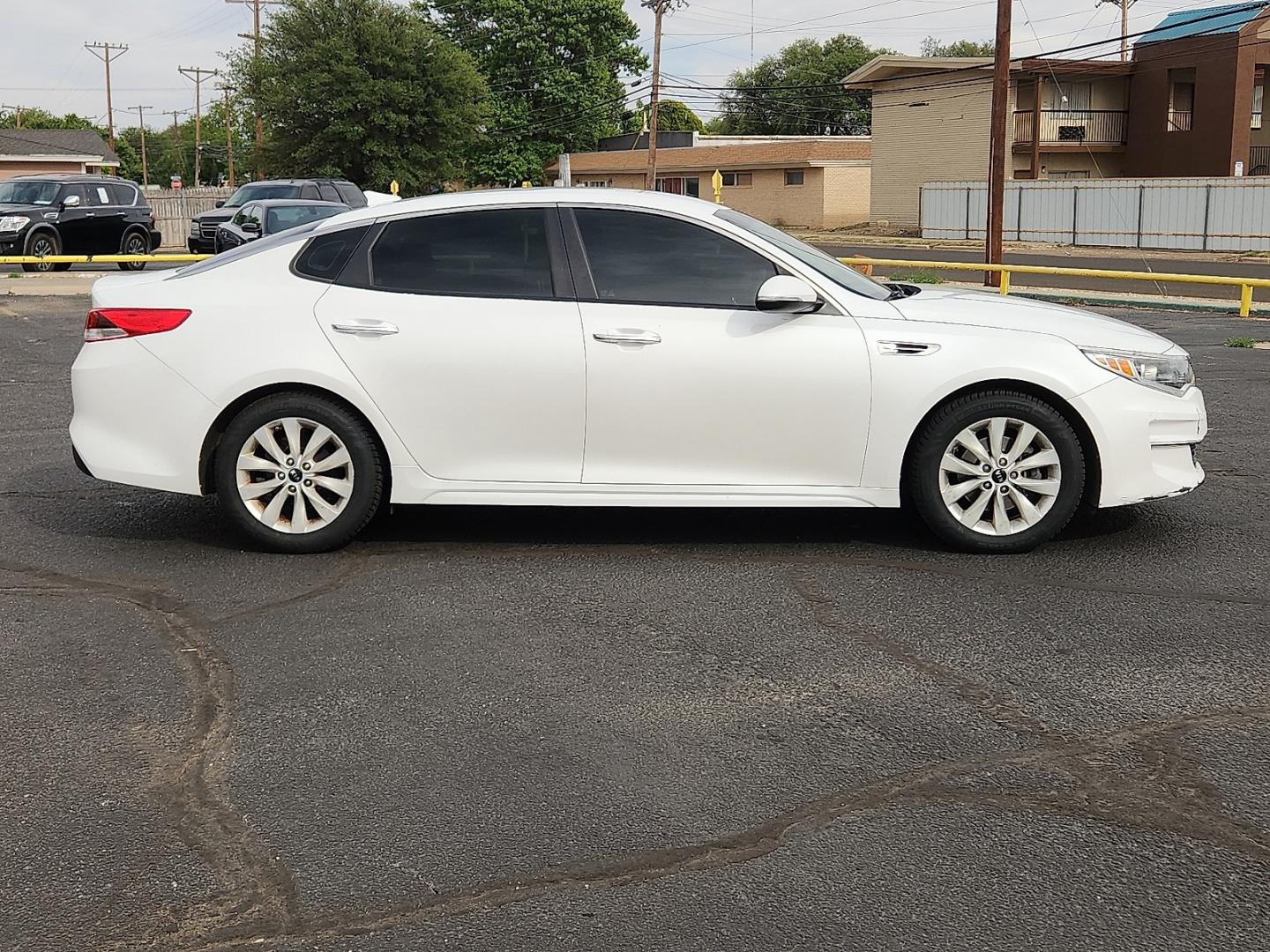 2016 WHITE /Beige - BHH Kia Optima LX (5XXGT4L3XGG) with an Theta II 2.4L I-4 gasoline direct injection, DOHC, CVVT variable valve control, regular unleaded, engine with 185HP engine, located at 4711 Ave Q, Lubbock, TX, 79412, (806) 687-2362, 33.551304, -101.855293 - Photo#4