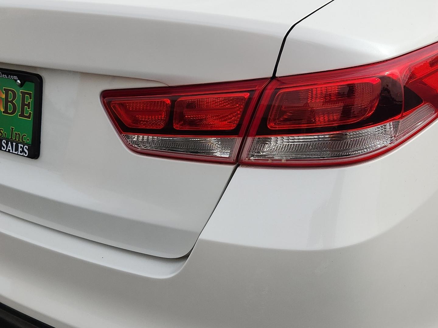 2016 WHITE /Beige - BHH Kia Optima LX (5XXGT4L3XGG) with an Theta II 2.4L I-4 gasoline direct injection, DOHC, CVVT variable valve control, regular unleaded, engine with 185HP engine, located at 4711 Ave Q, Lubbock, TX, 79412, (806) 687-2362, 33.551304, -101.855293 - Photo#9