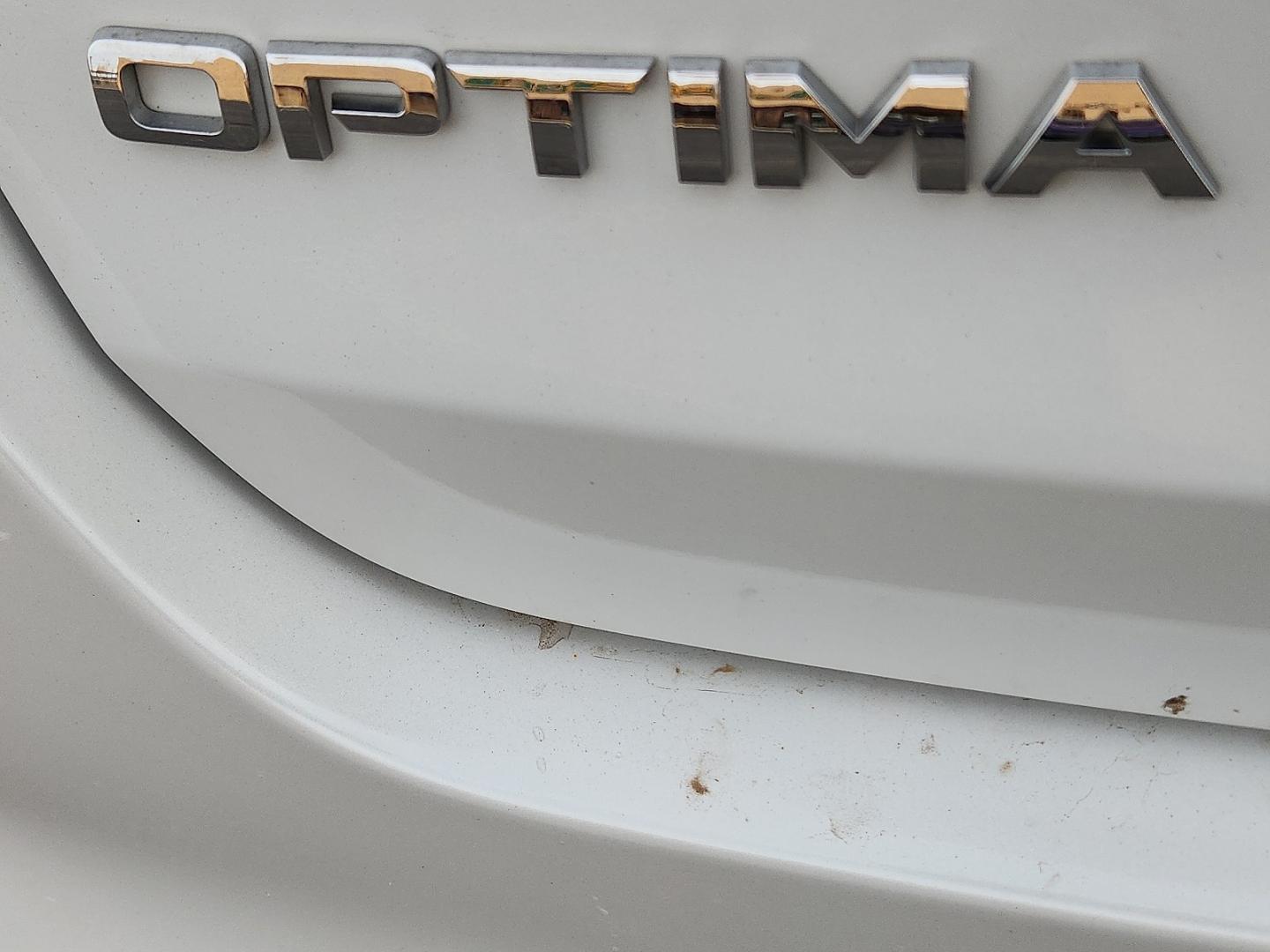2016 WHITE /Beige - BHH Kia Optima LX (5XXGT4L3XGG) with an Theta II 2.4L I-4 gasoline direct injection, DOHC, CVVT variable valve control, regular unleaded, engine with 185HP engine, located at 4711 Ave Q, Lubbock, TX, 79412, (806) 687-2362, 33.551304, -101.855293 - Photo#11