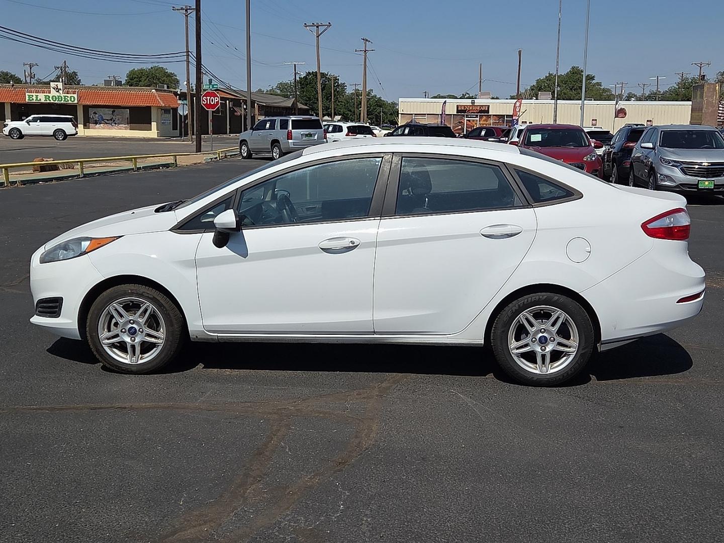 2018 Oxford White - YZ /Charcoal Black - 1D Ford Fiesta SE (3FADP4BJ5JM) with an 1.6L I-4 DOHC, variable valve control, regular unleaded, engine with 120HP engine, located at 4711 Ave Q, Lubbock, TX, 79412, (806) 687-2362, 33.551304, -101.855293- Photo#1