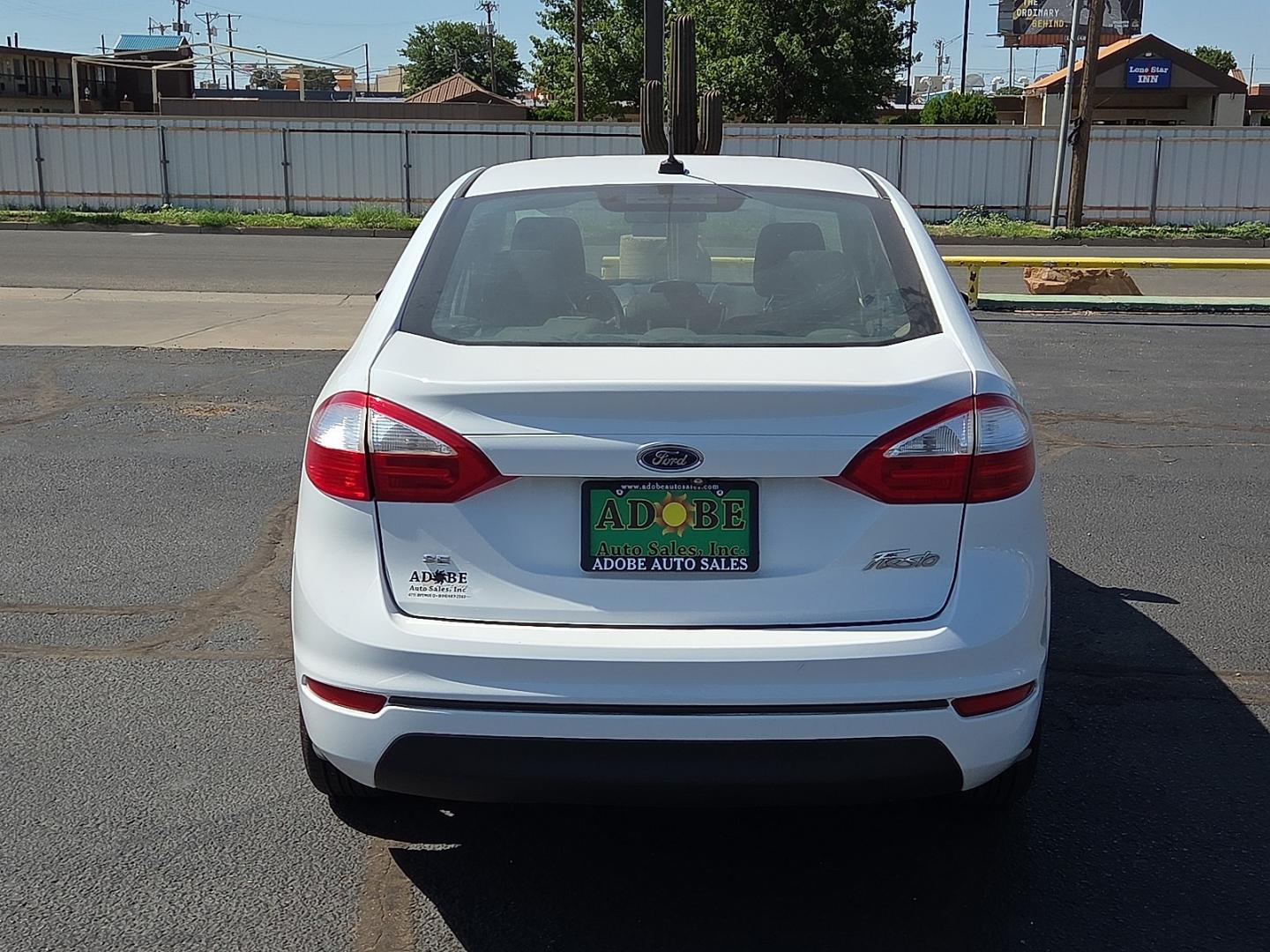2018 Oxford White - YZ /Charcoal Black - 1D Ford Fiesta SE (3FADP4BJ5JM) with an 1.6L I-4 DOHC, variable valve control, regular unleaded, engine with 120HP engine, located at 4711 Ave Q, Lubbock, TX, 79412, (806) 687-2362, 33.551304, -101.855293- Photo#3
