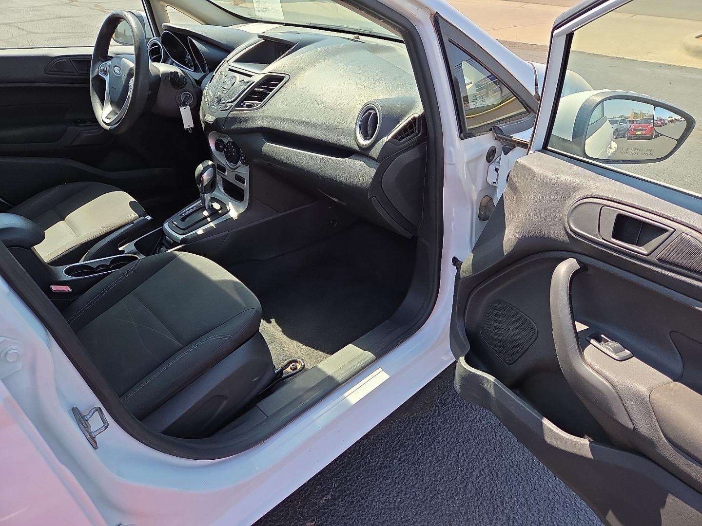 2018 Oxford White - YZ /Charcoal Black - 1D Ford Fiesta SE (3FADP4BJ5JM) with an 1.6L I-4 DOHC, variable valve control, regular unleaded, engine with 120HP engine, located at 4711 Ave Q, Lubbock, TX, 79412, (806) 687-2362, 33.551304, -101.855293- Photo#9