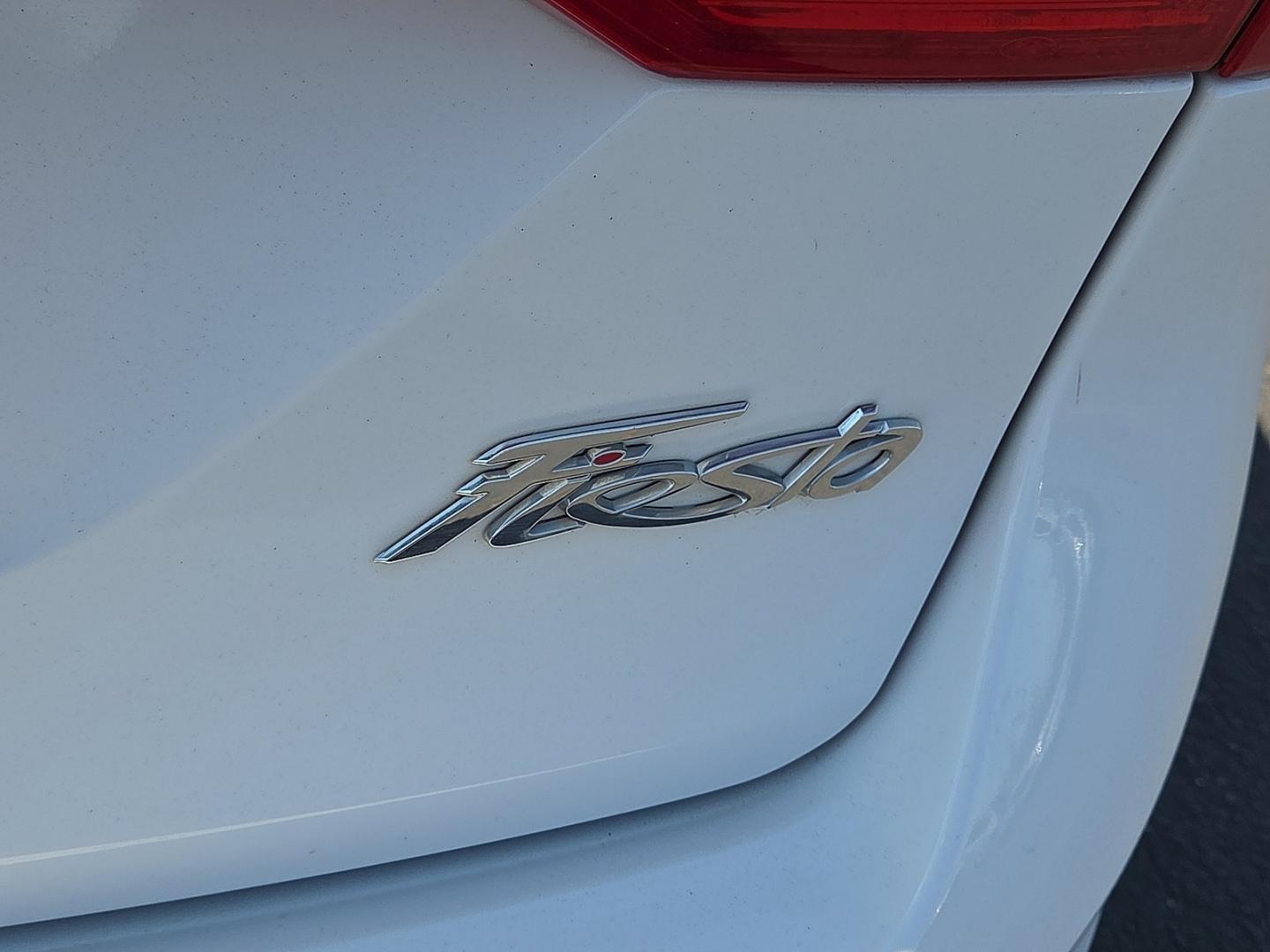2018 Oxford White - YZ /Charcoal Black - 1D Ford Fiesta SE (3FADP4BJ5JM) with an 1.6L I-4 DOHC, variable valve control, regular unleaded, engine with 120HP engine, located at 4711 Ave Q, Lubbock, TX, 79412, (806) 687-2362, 33.551304, -101.855293- Photo#14