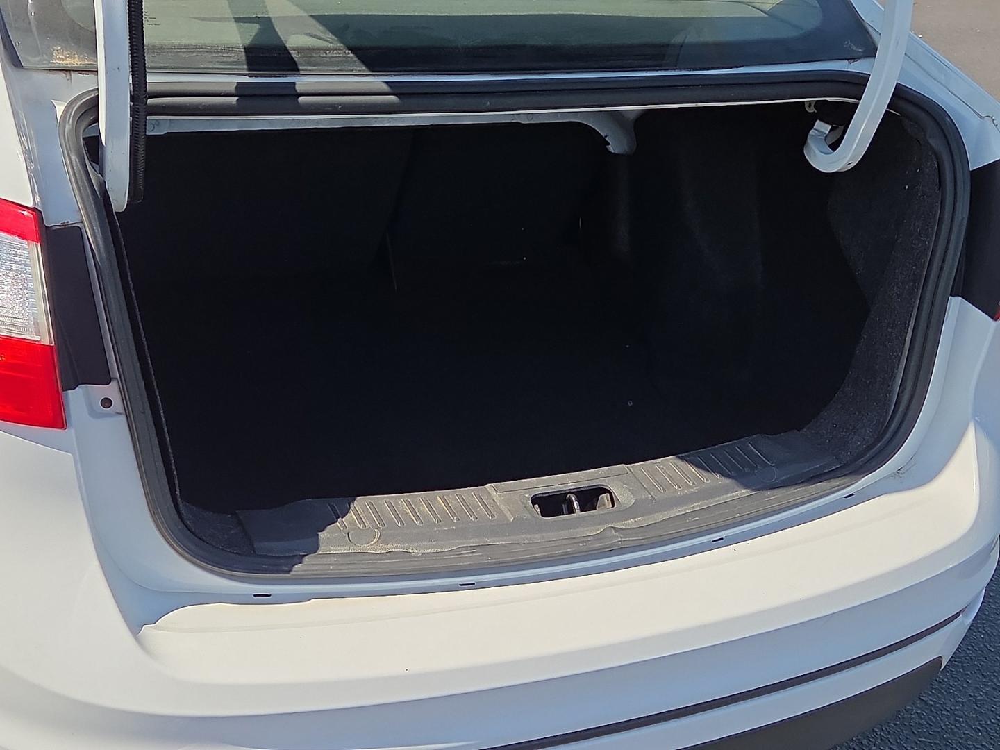 2018 Oxford White - YZ /Charcoal Black - 1D Ford Fiesta SE (3FADP4BJ5JM) with an 1.6L I-4 DOHC, variable valve control, regular unleaded, engine with 120HP engine, located at 4711 Ave Q, Lubbock, TX, 79412, (806) 687-2362, 33.551304, -101.855293- Photo#16