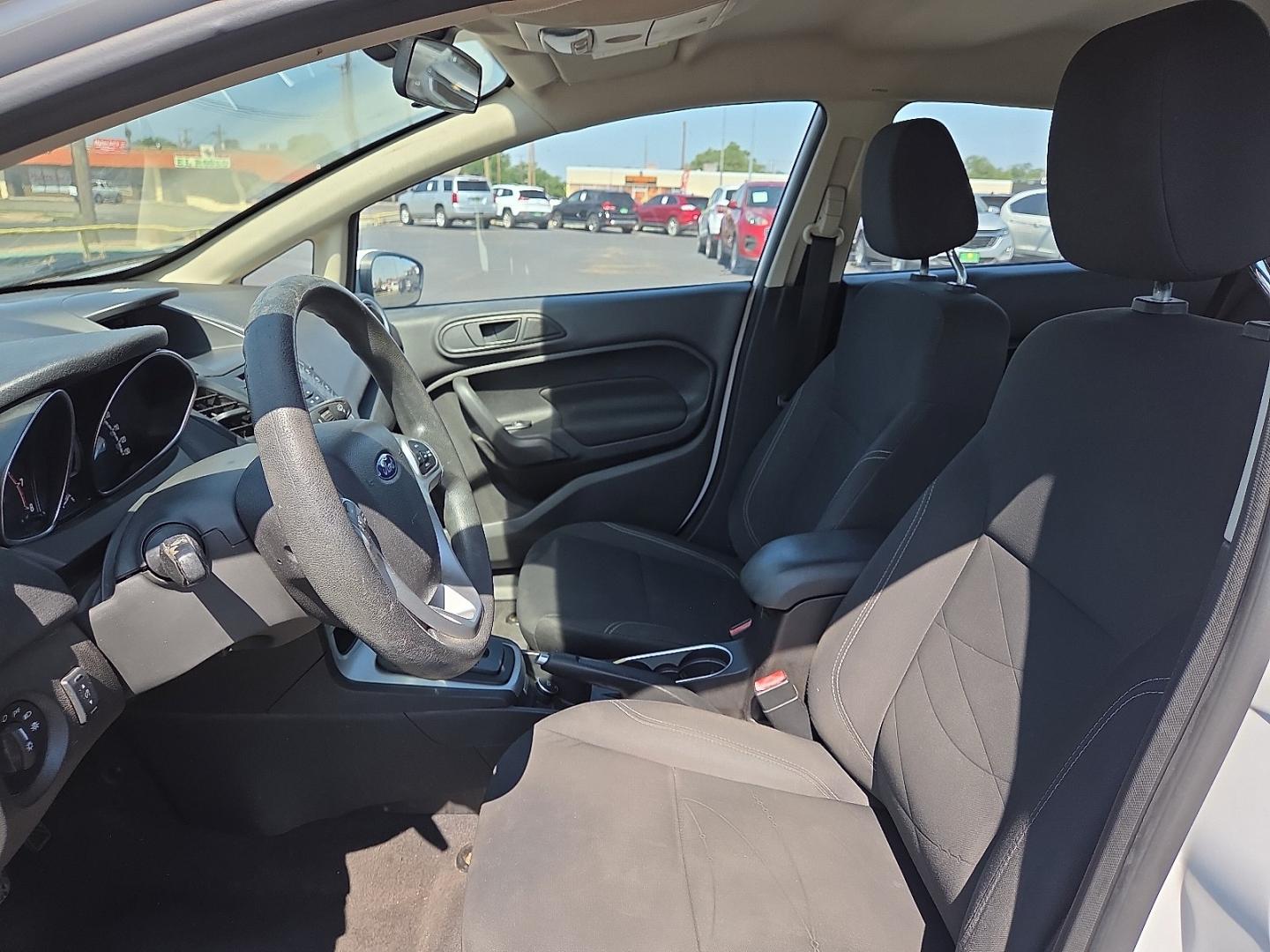 2018 Oxford White - YZ /Charcoal Black - 1D Ford Fiesta SE (3FADP4BJ5JM) with an 1.6L I-4 DOHC, variable valve control, regular unleaded, engine with 120HP engine, located at 4711 Ave Q, Lubbock, TX, 79412, (806) 687-2362, 33.551304, -101.855293- Photo#23