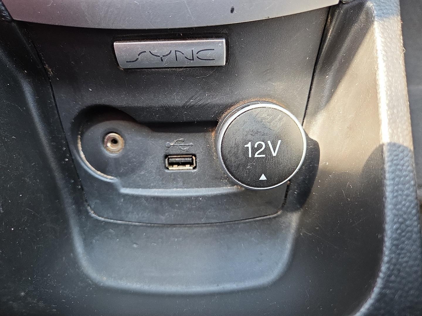 2018 Oxford White - YZ /Charcoal Black - 1D Ford Fiesta SE (3FADP4BJ5JM) with an 1.6L I-4 DOHC, variable valve control, regular unleaded, engine with 120HP engine, located at 4711 Ave Q, Lubbock, TX, 79412, (806) 687-2362, 33.551304, -101.855293- Photo#24