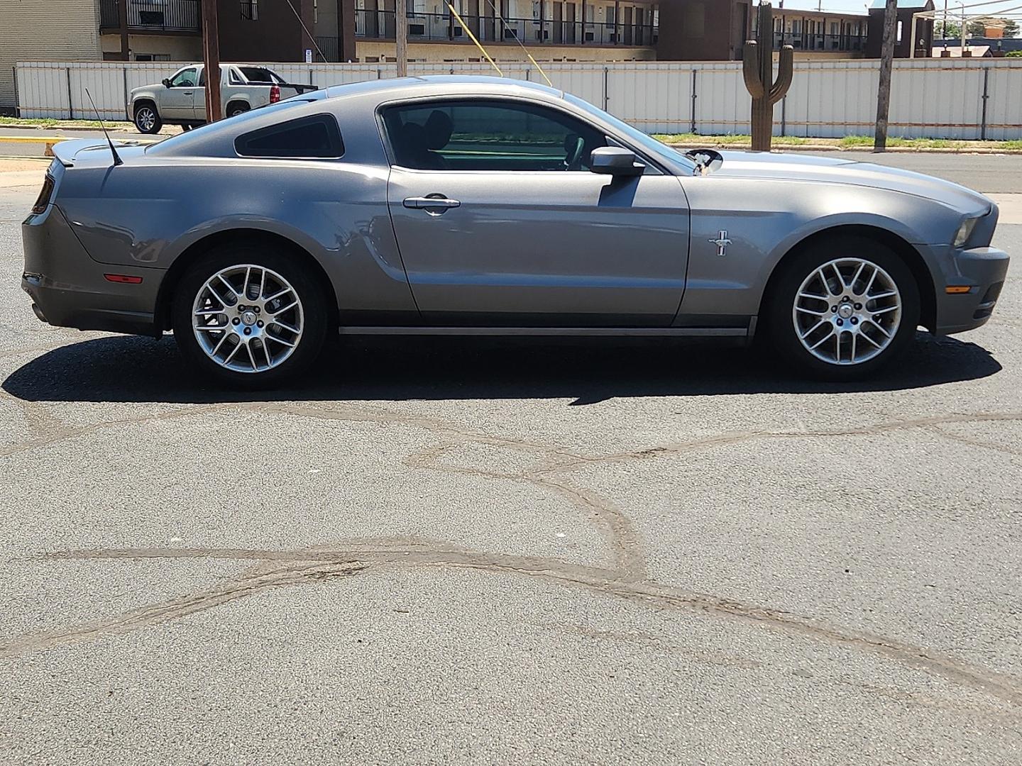2013 GRAY /Charcoal Black - 1W Ford Mustang V6 (1ZVBP8AM7D5) with an 3.7L V-6 DOHC, Ti-VCT variable valve control, regular unleaded, engine with 305HP engine, located at 4711 Ave Q, Lubbock, TX, 79412, (806) 687-2362, 33.551304, -101.855293 - Photo#4
