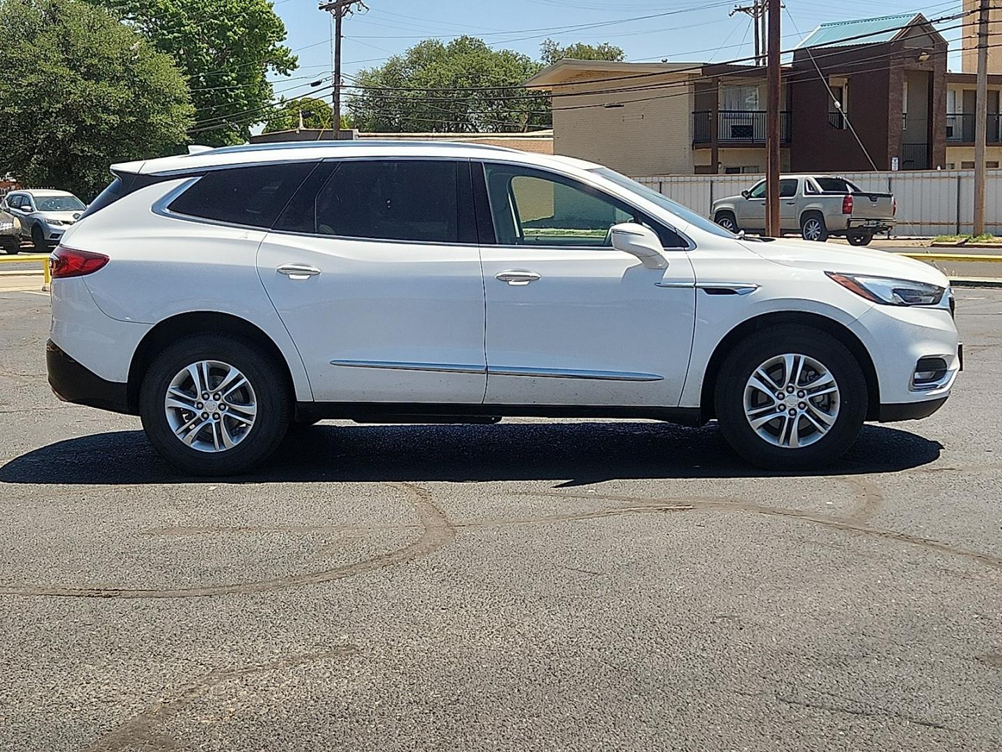 2019 WHITE /Brandy w/Ebony Accents - HI9 Buick Enclave AWD Essence (5GAEVAKW2KJ) with an 3.6L V-6 gasoline direct injection, DOHC, VVT variable valve control, regular unleaded, engine with 310HP engine, located at 4711 Ave Q, Lubbock, TX, 79412, (806) 687-2362, 33.551304, -101.855293 - Photo#4