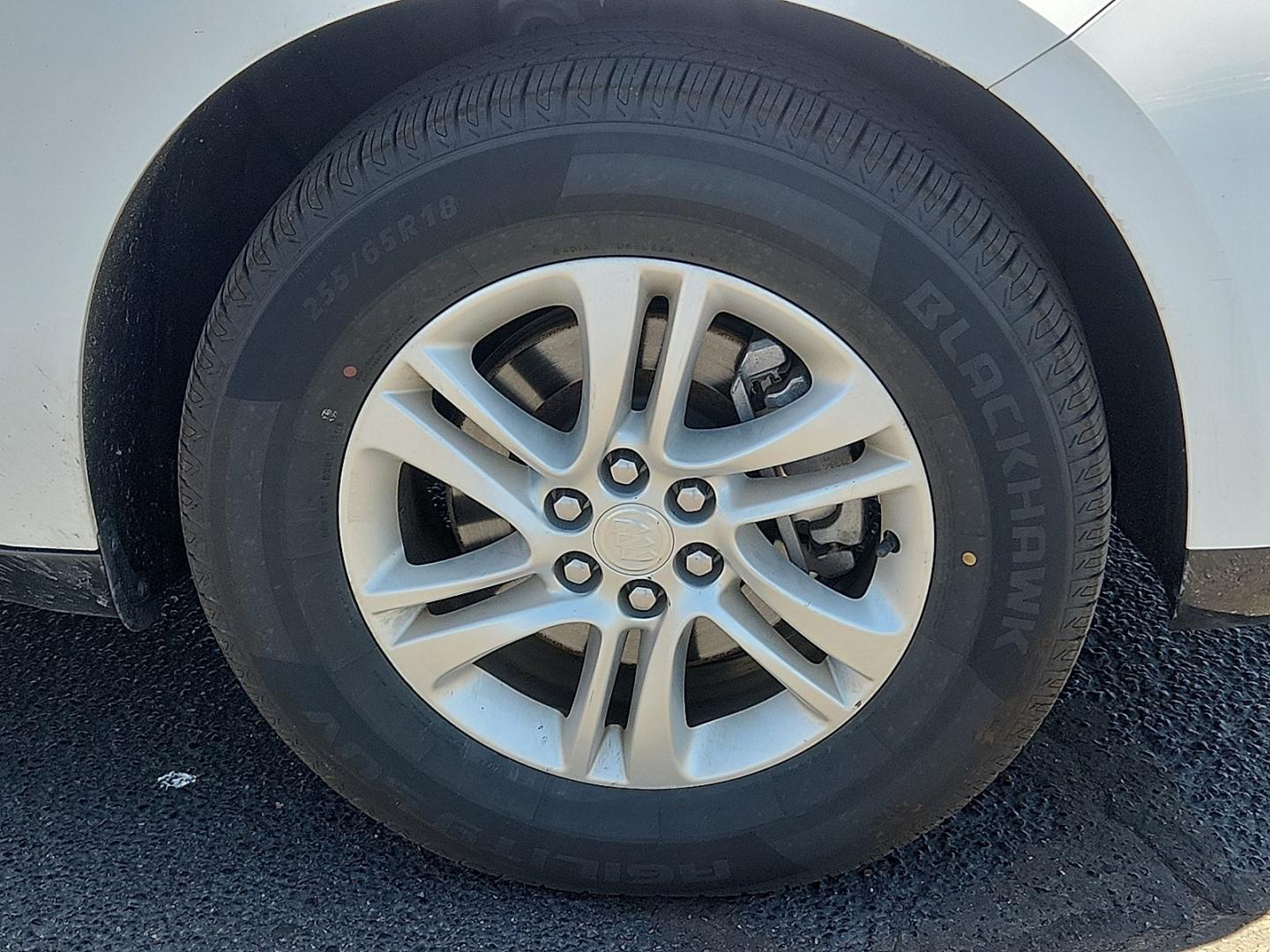 2019 WHITE /Brandy w/Ebony Accents - HI9 Buick Enclave AWD Essence (5GAEVAKW2KJ) with an 3.6L V-6 gasoline direct injection, DOHC, VVT variable valve control, regular unleaded, engine with 310HP engine, located at 4711 Ave Q, Lubbock, TX, 79412, (806) 687-2362, 33.551304, -101.855293 - Photo#6