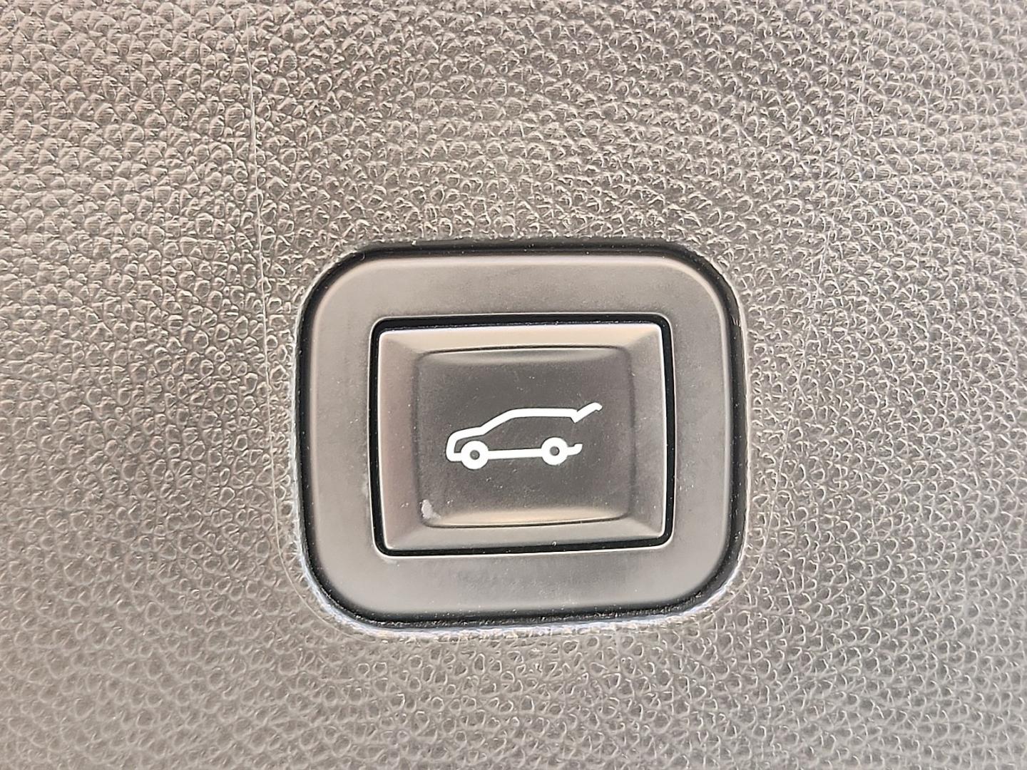 2019 WHITE /Brandy w/Ebony Accents - HI9 Buick Enclave AWD Essence (5GAEVAKW2KJ) with an 3.6L V-6 gasoline direct injection, DOHC, VVT variable valve control, regular unleaded, engine with 310HP engine, located at 4711 Ave Q, Lubbock, TX, 79412, (806) 687-2362, 33.551304, -101.855293 - Photo#10