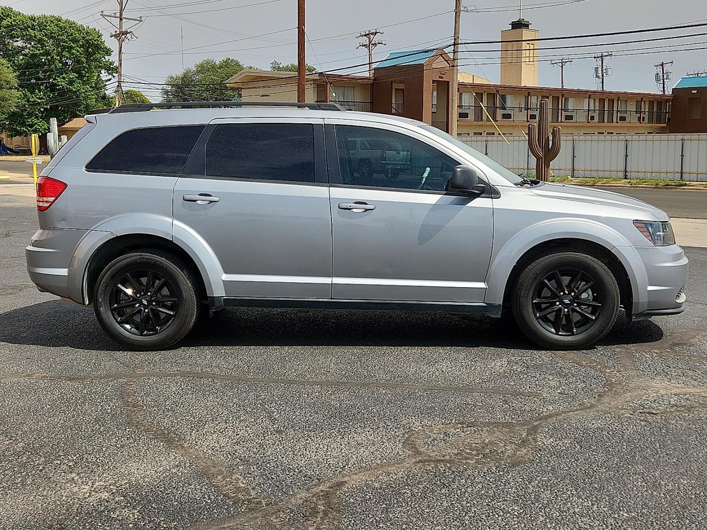2020 SILVER /Black - X9 Dodge Journey SE Value (3C4PDCAB7LT) with an Tigershark MultiAir 2.4L I-4 DOHC, VVT variable valve control, regular unleaded, engine with 173HP engine, located at 4711 Ave Q, Lubbock, TX, 79412, (806) 687-2362, 33.551304, -101.855293- Photo#4