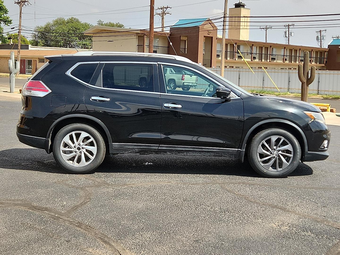 2016 BLACK /Charcoal - G Nissan Rogue SL (5N1AT2MT4GC) with an 2.5L I-4 DOHC, variable valve control, regular unleaded, engine with 170HP engine, located at 4711 Ave Q, Lubbock, TX, 79412, (806) 687-2362, 33.551304, -101.855293- Photo#4