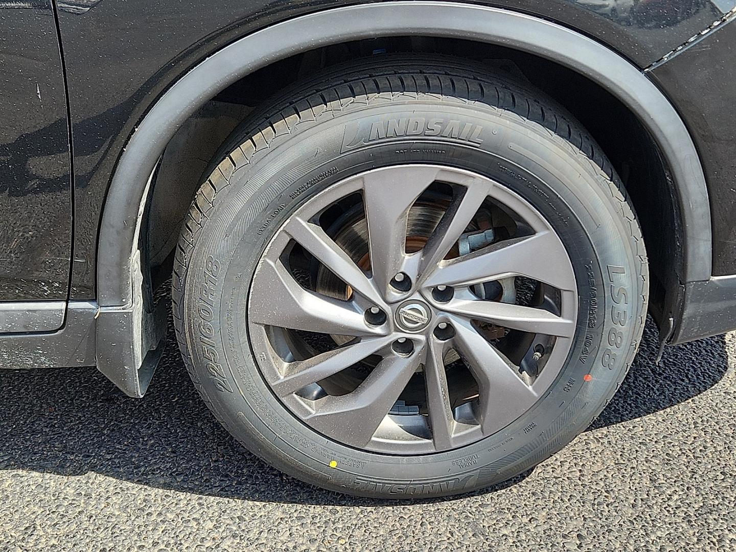 2016 BLACK /Charcoal - G Nissan Rogue SL (5N1AT2MT4GC) with an 2.5L I-4 DOHC, variable valve control, regular unleaded, engine with 170HP engine, located at 4711 Ave Q, Lubbock, TX, 79412, (806) 687-2362, 33.551304, -101.855293- Photo#6