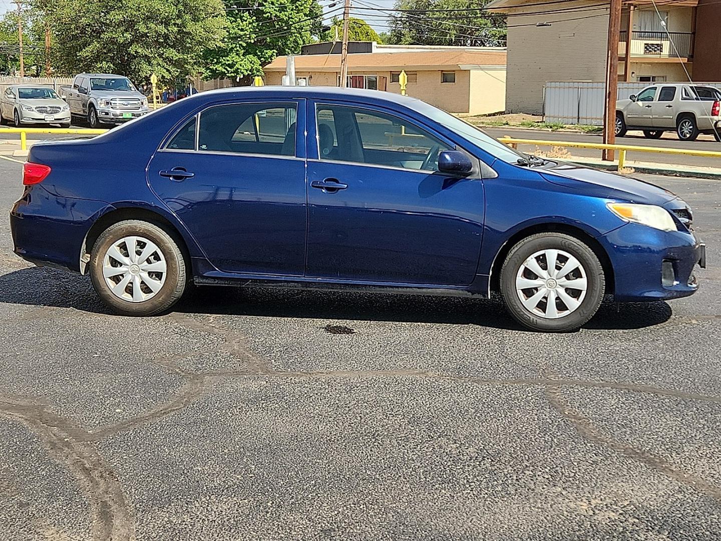 2013 BLUE /Bisque - 40 Toyota Corolla L (5YFBU4EE3DP) with an 1.8L I-4 DOHC, variable valve control, regular unleaded, engine with 132HP engine, located at 4711 Ave Q, Lubbock, TX, 79412, (806) 687-2362, 33.551304, -101.855293- Photo#4