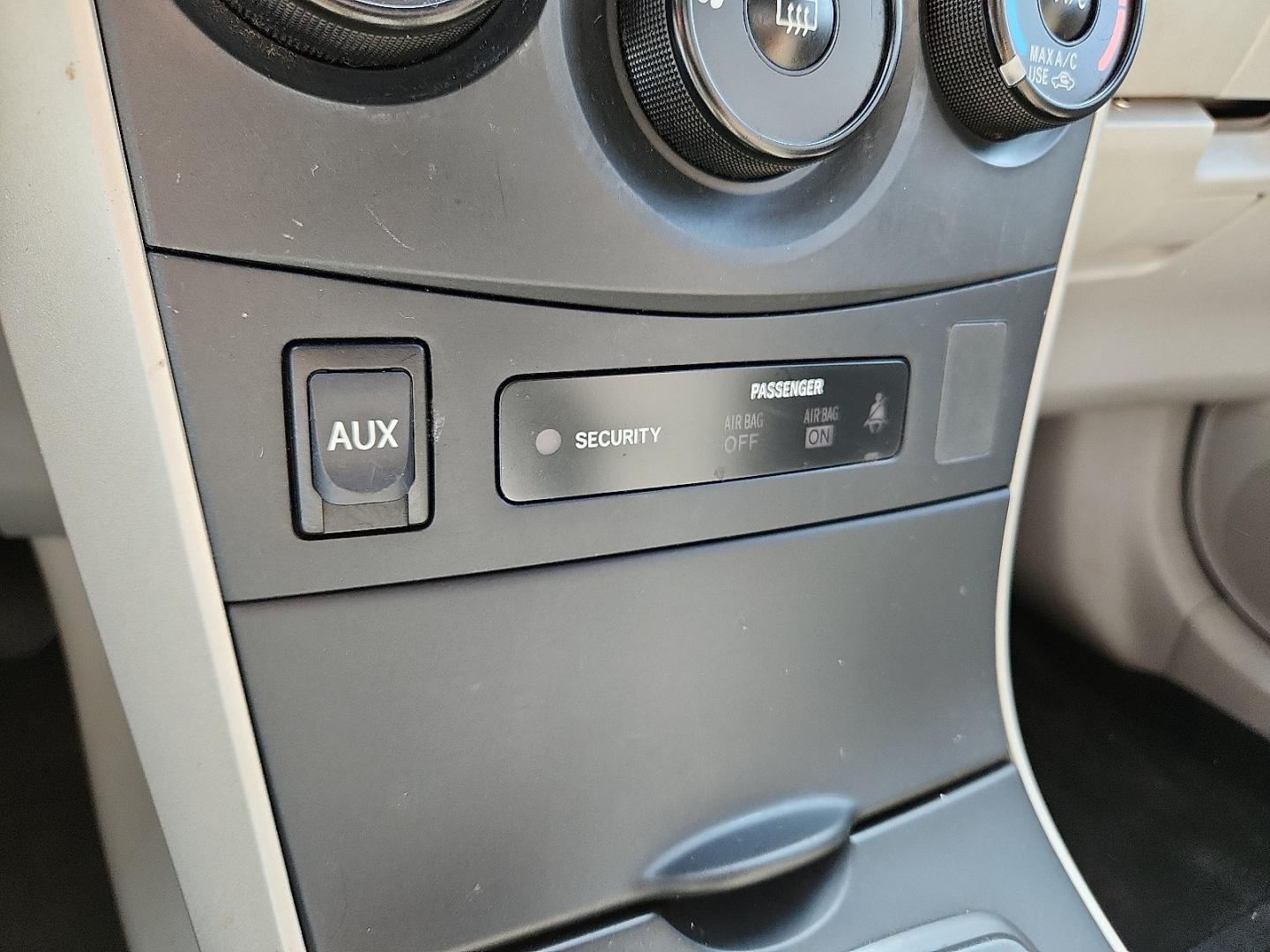 2013 BLUE /Bisque - 40 Toyota Corolla L (5YFBU4EE3DP) with an 1.8L I-4 DOHC, variable valve control, regular unleaded, engine with 132HP engine, located at 4711 Ave Q, Lubbock, TX, 79412, (806) 687-2362, 33.551304, -101.855293- Photo#19