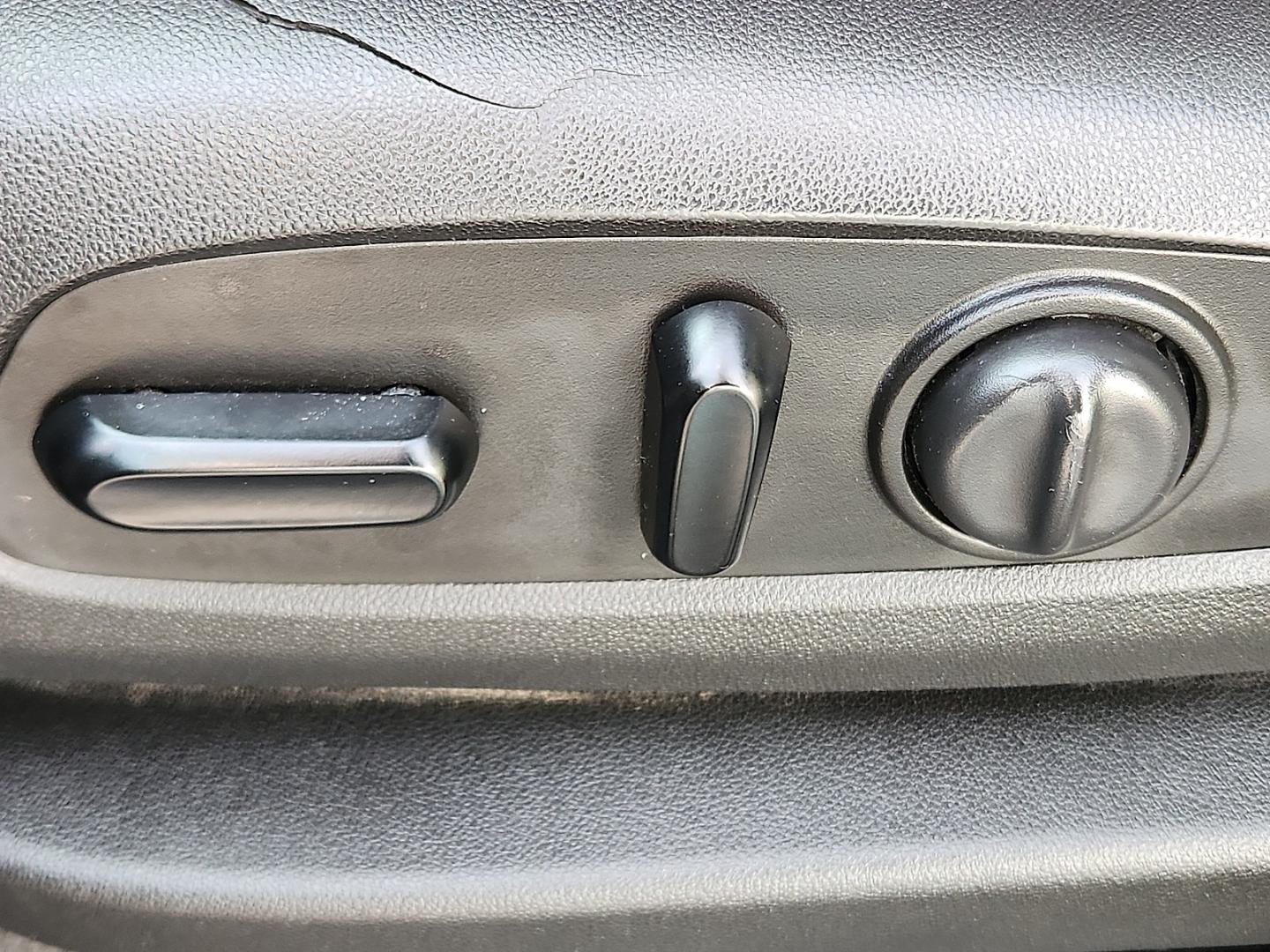 2019 GRAY /Medium Ash Gray - H72 Chevrolet Equinox LS (3GNAXHEV0KL) with an 1.5L I-4 gasoline direct injection, DOHC, VVT variable valve control, intercooled turbo, regular unleaded, engine with 170HP engine, located at 4711 Ave Q, Lubbock, TX, 79412, (806) 687-2362, 33.551304, -101.855293 - Photo#25