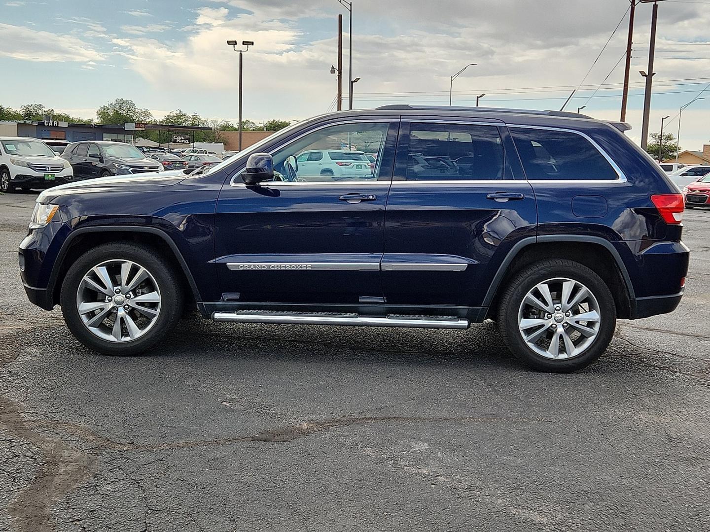 2013 BLUE /Medium Graystone/Dark Graystone - D3 Jeep Grand Cherokee Laredo (1C4RJFAG4DC) with an 3.6L V-6 DOHC, variable valve control, regular unleaded, engine with 290HP engine, located at 4711 Ave Q, Lubbock, TX, 79412, (806) 687-2362, 33.551304, -101.855293- Photo#1