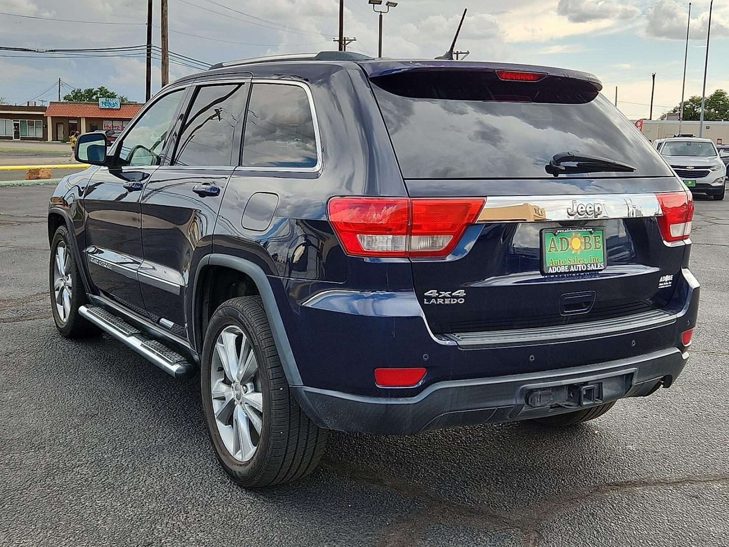 2013 BLUE /Medium Graystone/Dark Graystone - D3 Jeep Grand Cherokee Laredo (1C4RJFAG4DC) with an 3.6L V-6 DOHC, variable valve control, regular unleaded, engine with 290HP engine, located at 4711 Ave Q, Lubbock, TX, 79412, (806) 687-2362, 33.551304, -101.855293- Photo#2