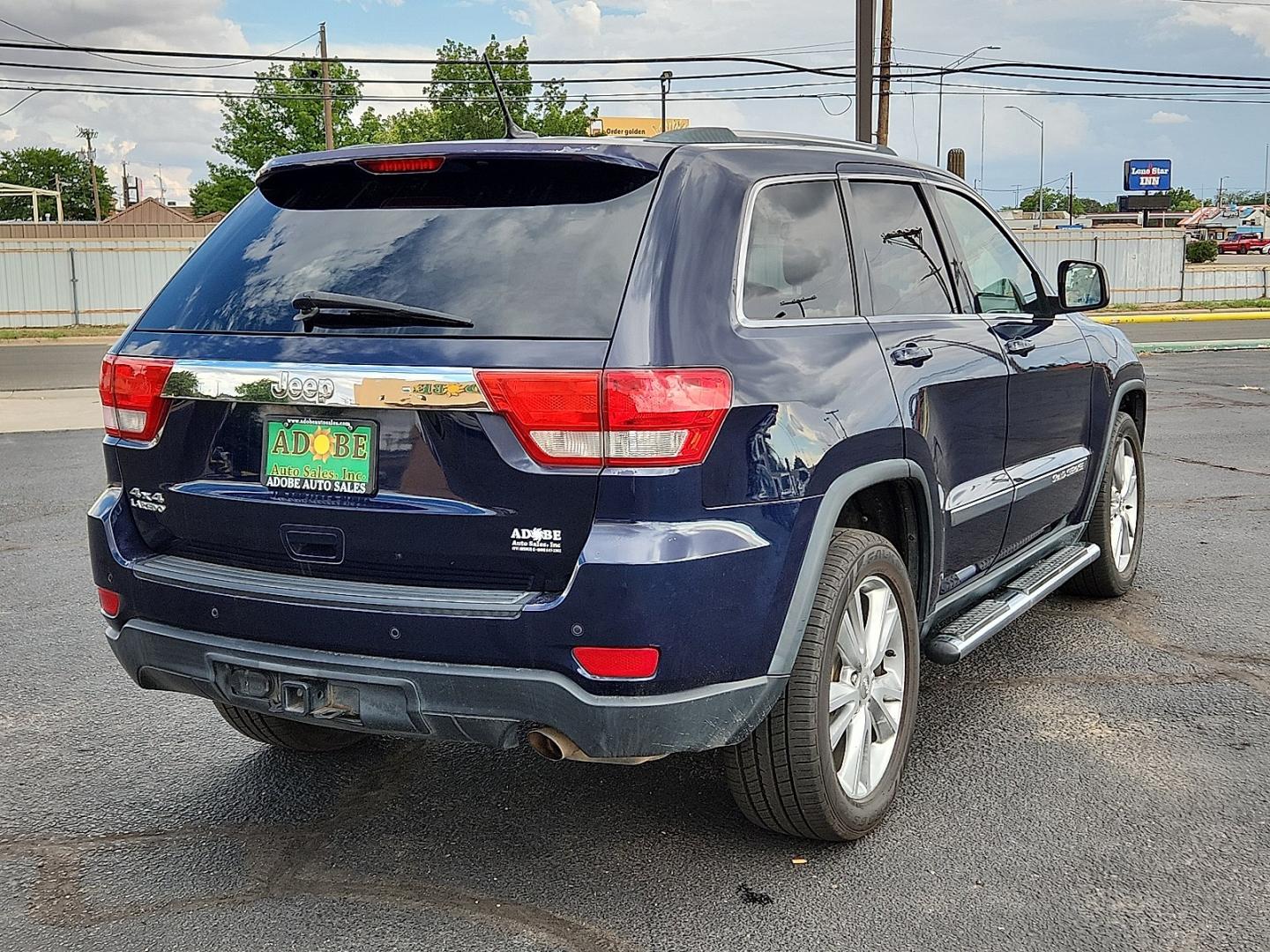 2013 BLUE /Medium Graystone/Dark Graystone - D3 Jeep Grand Cherokee Laredo (1C4RJFAG4DC) with an 3.6L V-6 DOHC, variable valve control, regular unleaded, engine with 290HP engine, located at 4711 Ave Q, Lubbock, TX, 79412, (806) 687-2362, 33.551304, -101.855293- Photo#3