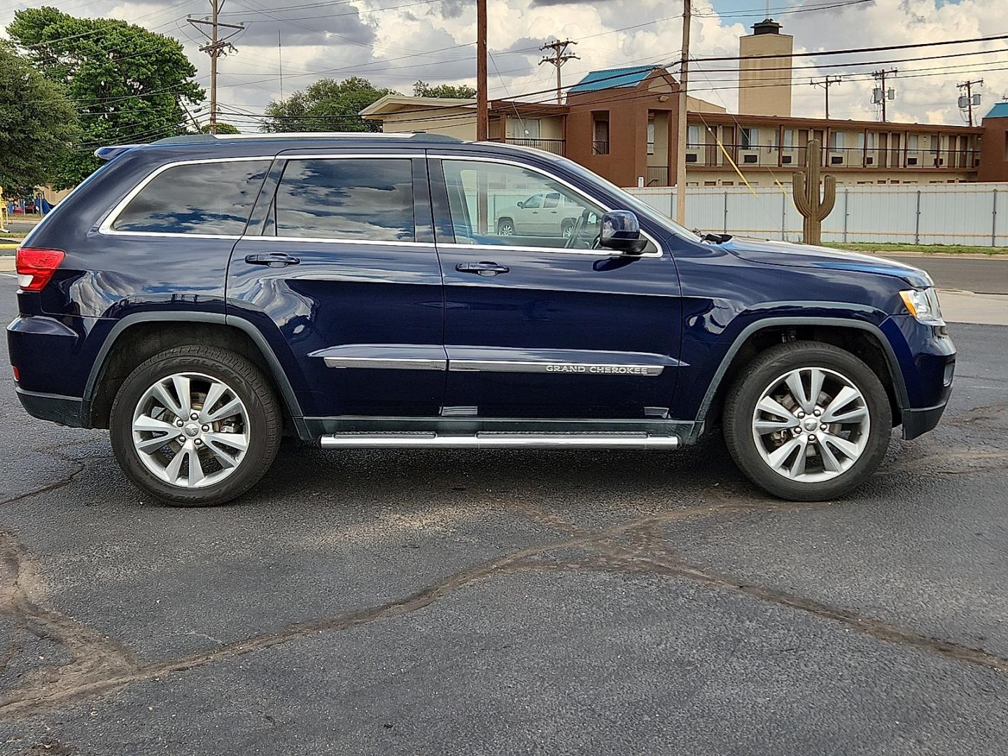 2013 BLUE /Medium Graystone/Dark Graystone - D3 Jeep Grand Cherokee Laredo (1C4RJFAG4DC) with an 3.6L V-6 DOHC, variable valve control, regular unleaded, engine with 290HP engine, located at 4711 Ave Q, Lubbock, TX, 79412, (806) 687-2362, 33.551304, -101.855293- Photo#4