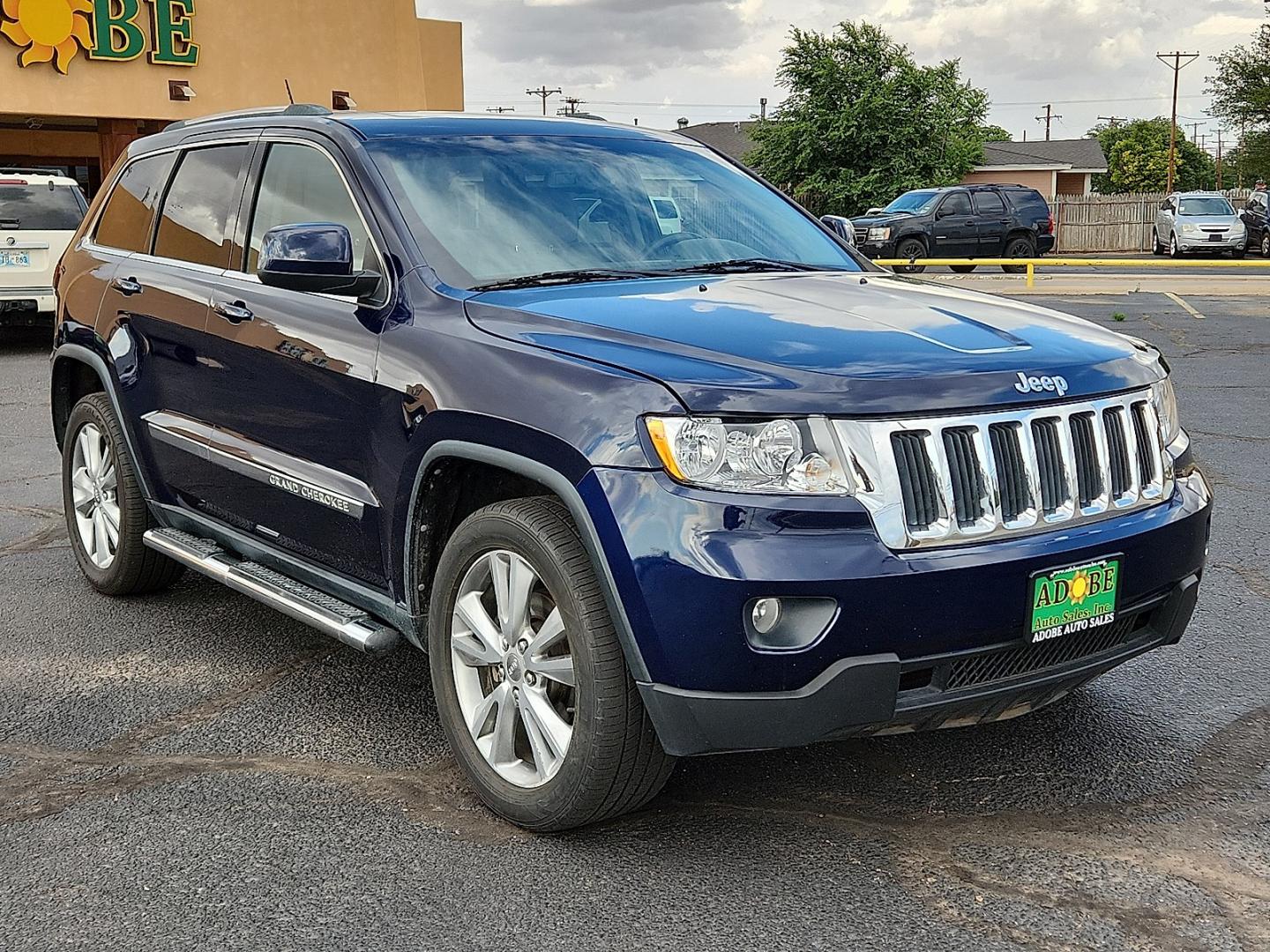2013 BLUE /Medium Graystone/Dark Graystone - D3 Jeep Grand Cherokee Laredo (1C4RJFAG4DC) with an 3.6L V-6 DOHC, variable valve control, regular unleaded, engine with 290HP engine, located at 4711 Ave Q, Lubbock, TX, 79412, (806) 687-2362, 33.551304, -101.855293- Photo#5