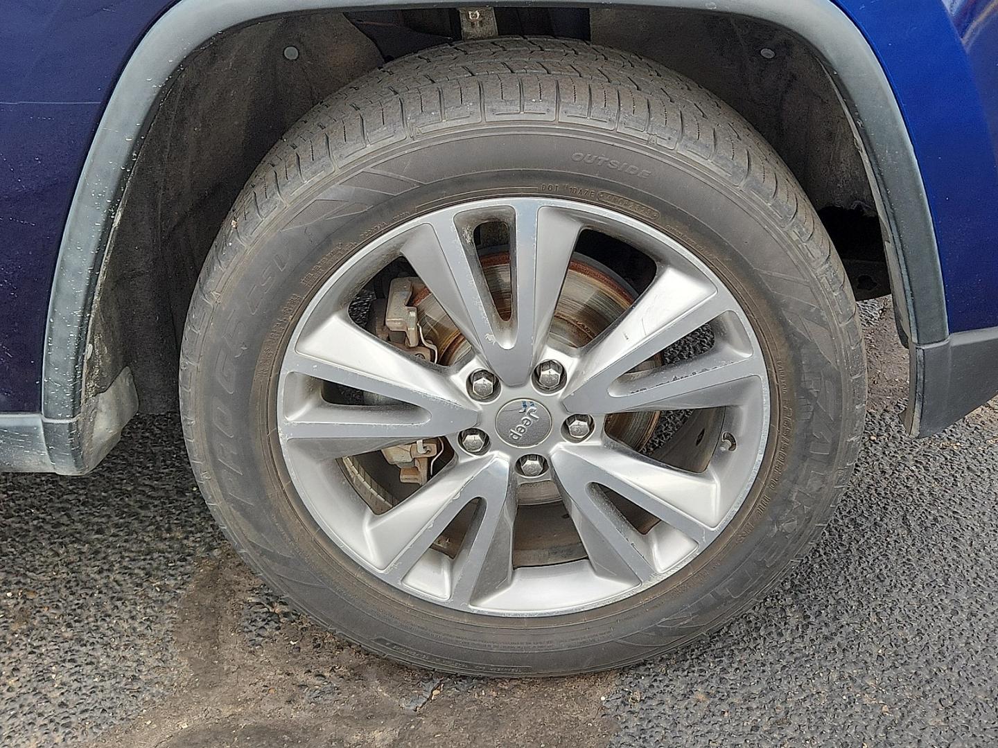 2013 BLUE /Medium Graystone/Dark Graystone - D3 Jeep Grand Cherokee Laredo (1C4RJFAG4DC) with an 3.6L V-6 DOHC, variable valve control, regular unleaded, engine with 290HP engine, located at 4711 Ave Q, Lubbock, TX, 79412, (806) 687-2362, 33.551304, -101.855293- Photo#6