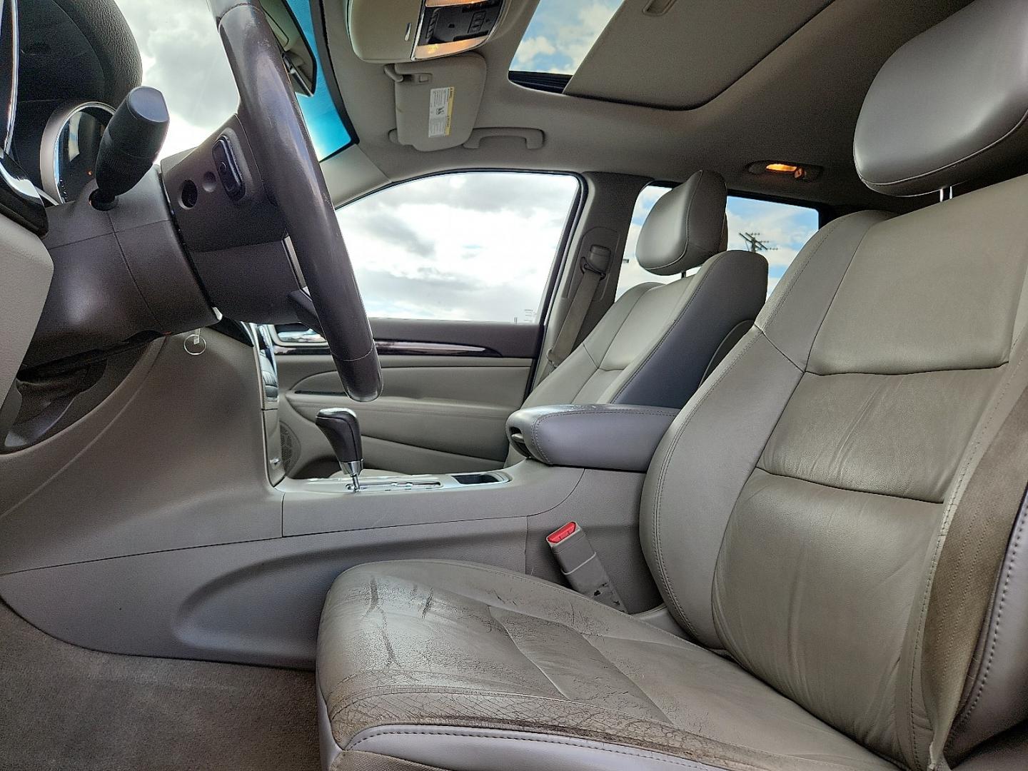 2013 BLUE /Medium Graystone/Dark Graystone - D3 Jeep Grand Cherokee Laredo (1C4RJFAG4DC) with an 3.6L V-6 DOHC, variable valve control, regular unleaded, engine with 290HP engine, located at 4711 Ave Q, Lubbock, TX, 79412, (806) 687-2362, 33.551304, -101.855293- Photo#17