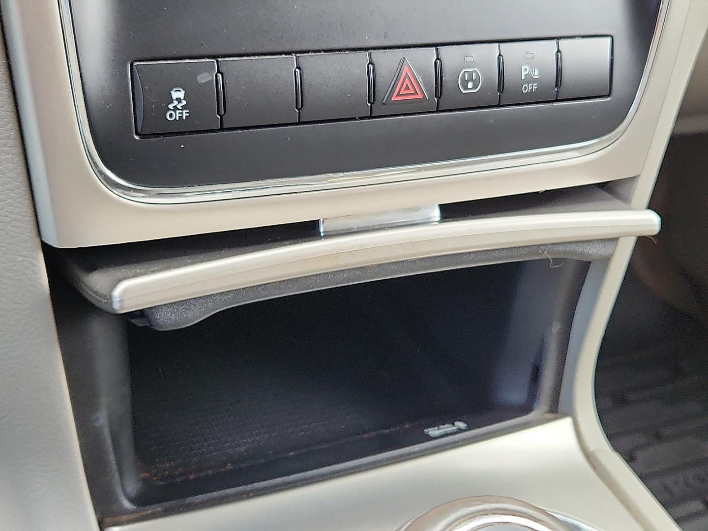 2013 BLUE /Medium Graystone/Dark Graystone - D3 Jeep Grand Cherokee Laredo (1C4RJFAG4DC) with an 3.6L V-6 DOHC, variable valve control, regular unleaded, engine with 290HP engine, located at 4711 Ave Q, Lubbock, TX, 79412, (806) 687-2362, 33.551304, -101.855293- Photo#20