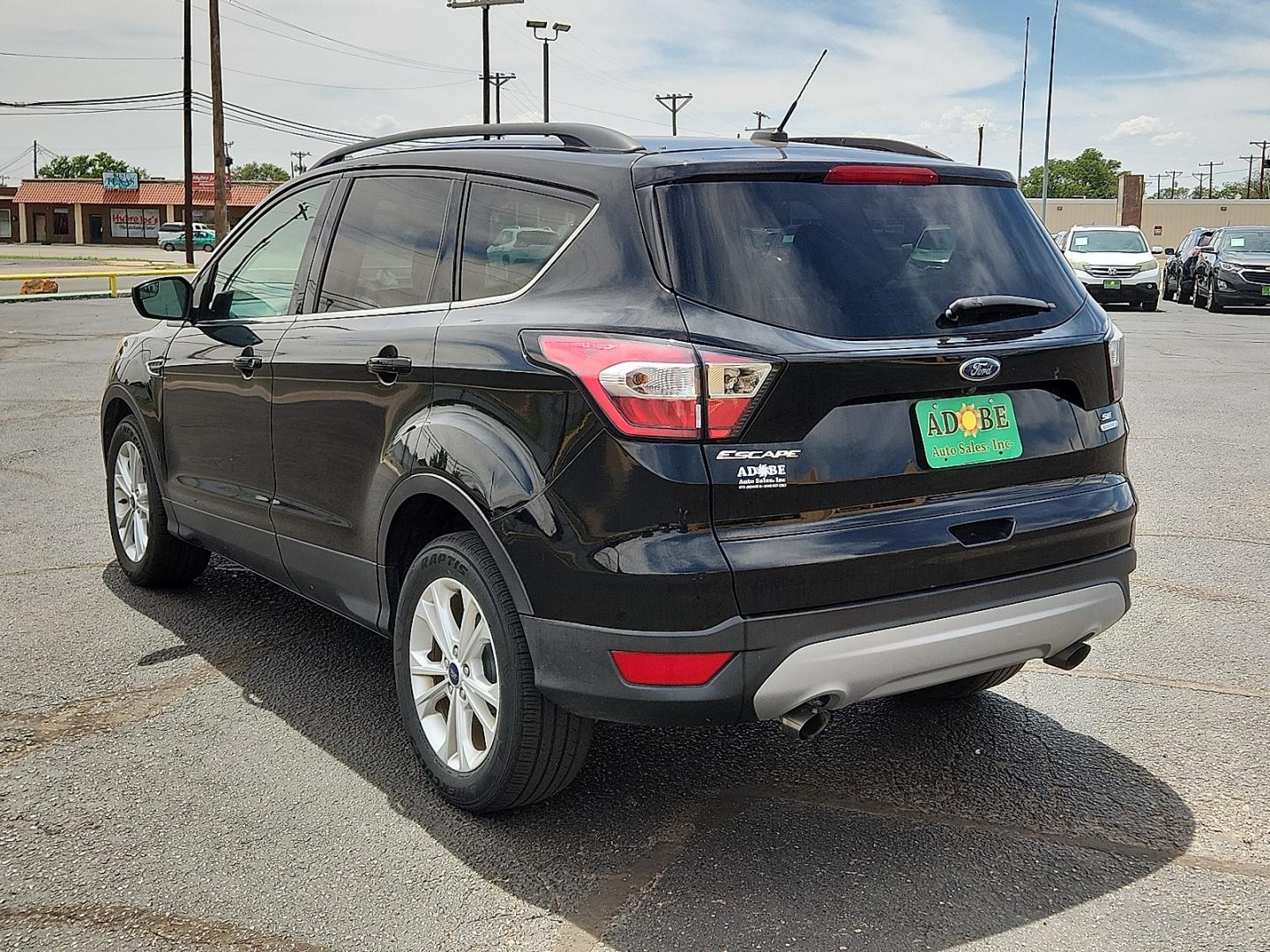 2018 BLACK /Medium Light Stone - KL Ford Escape SE (1FMCU0G9XJU) with an EcoBoost 2L I-4 gasoline direct injection, DOHC, variable valve control, intercooled turbo, premium unleaded, engine with 245HP engine, located at 4711 Ave Q, Lubbock, TX, 79412, (806) 687-2362, 33.551304, -101.855293- Photo#2