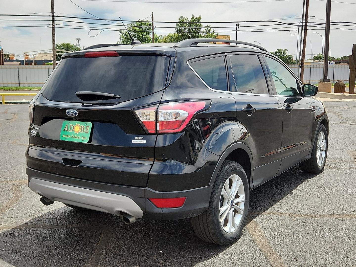 2018 BLACK /Medium Light Stone - KL Ford Escape SE (1FMCU0G9XJU) with an EcoBoost 2L I-4 gasoline direct injection, DOHC, variable valve control, intercooled turbo, premium unleaded, engine with 245HP engine, located at 4711 Ave Q, Lubbock, TX, 79412, (806) 687-2362, 33.551304, -101.855293- Photo#3