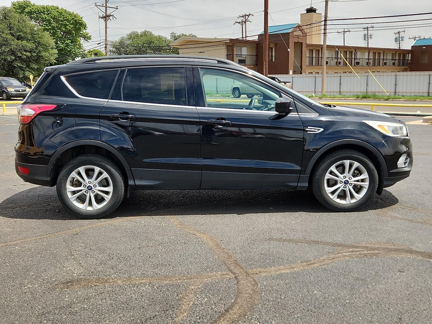 2018 BLACK /Medium Light Stone - KL Ford Escape SE (1FMCU0G9XJU) with an EcoBoost 2L I-4 gasoline direct injection, DOHC, variable valve control, intercooled turbo, premium unleaded, engine with 245HP engine, located at 4711 Ave Q, Lubbock, TX, 79412, (806) 687-2362, 33.551304, -101.855293- Photo#4